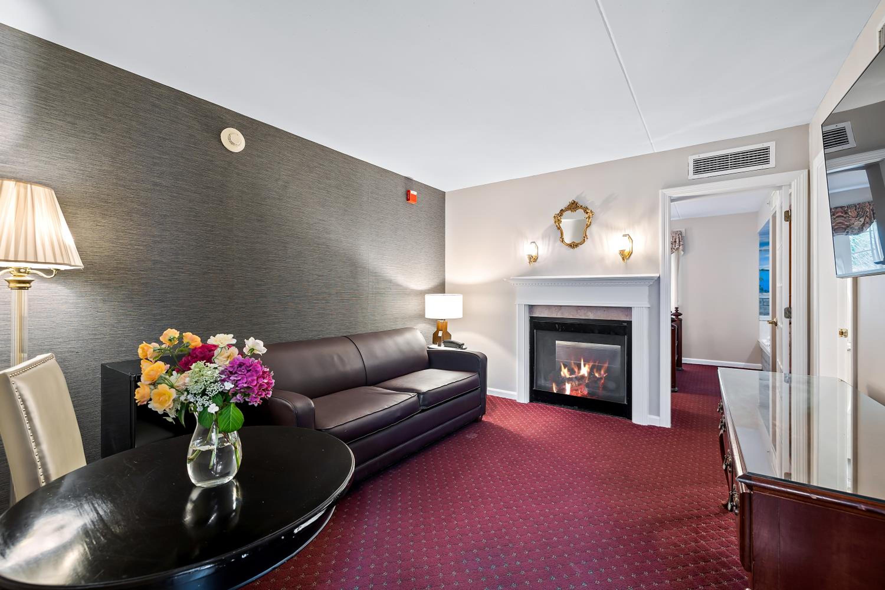 Non-Smoking Fireplace Suite - Photo 1
