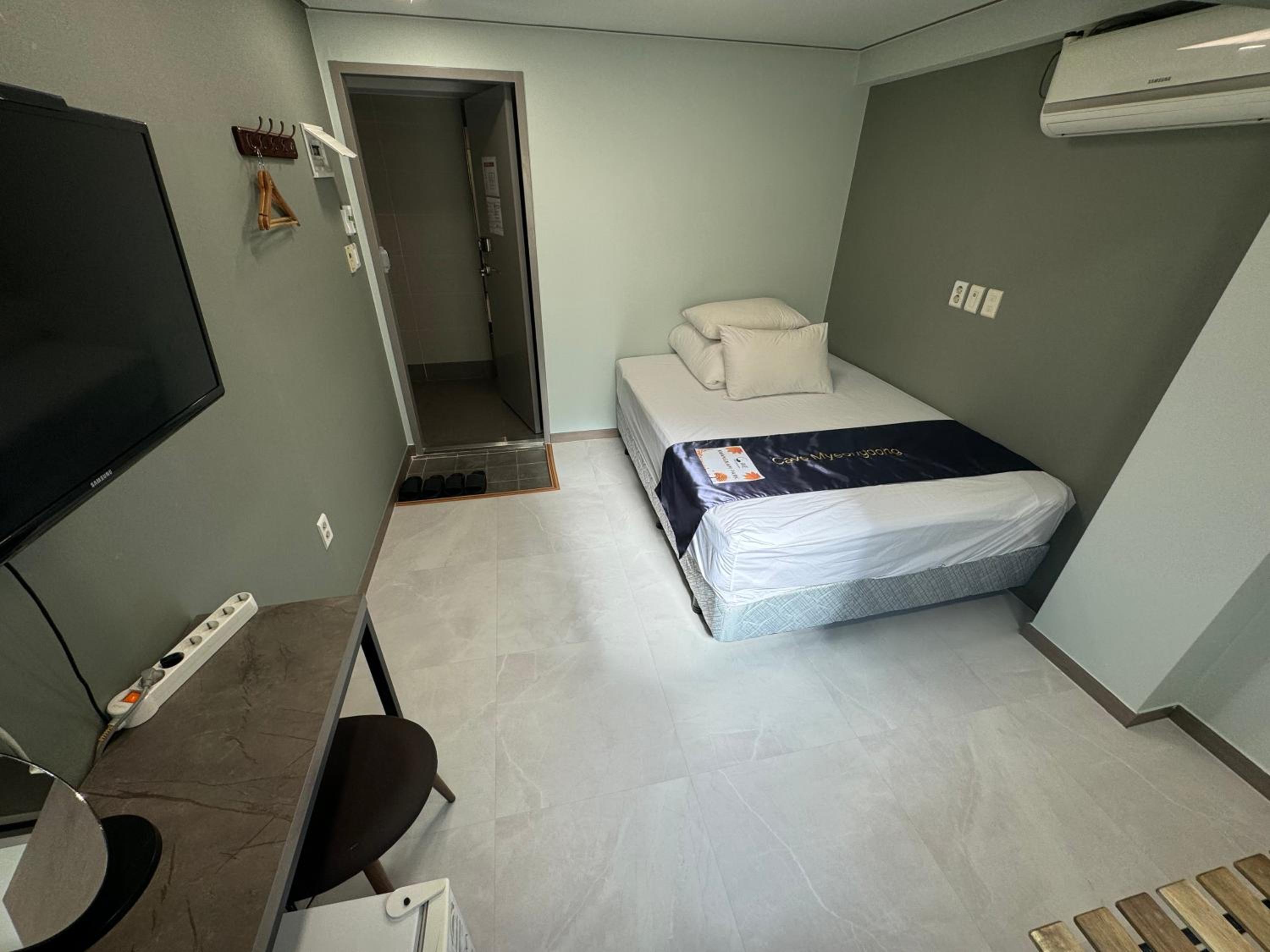 Standard Double Room - Photo 18