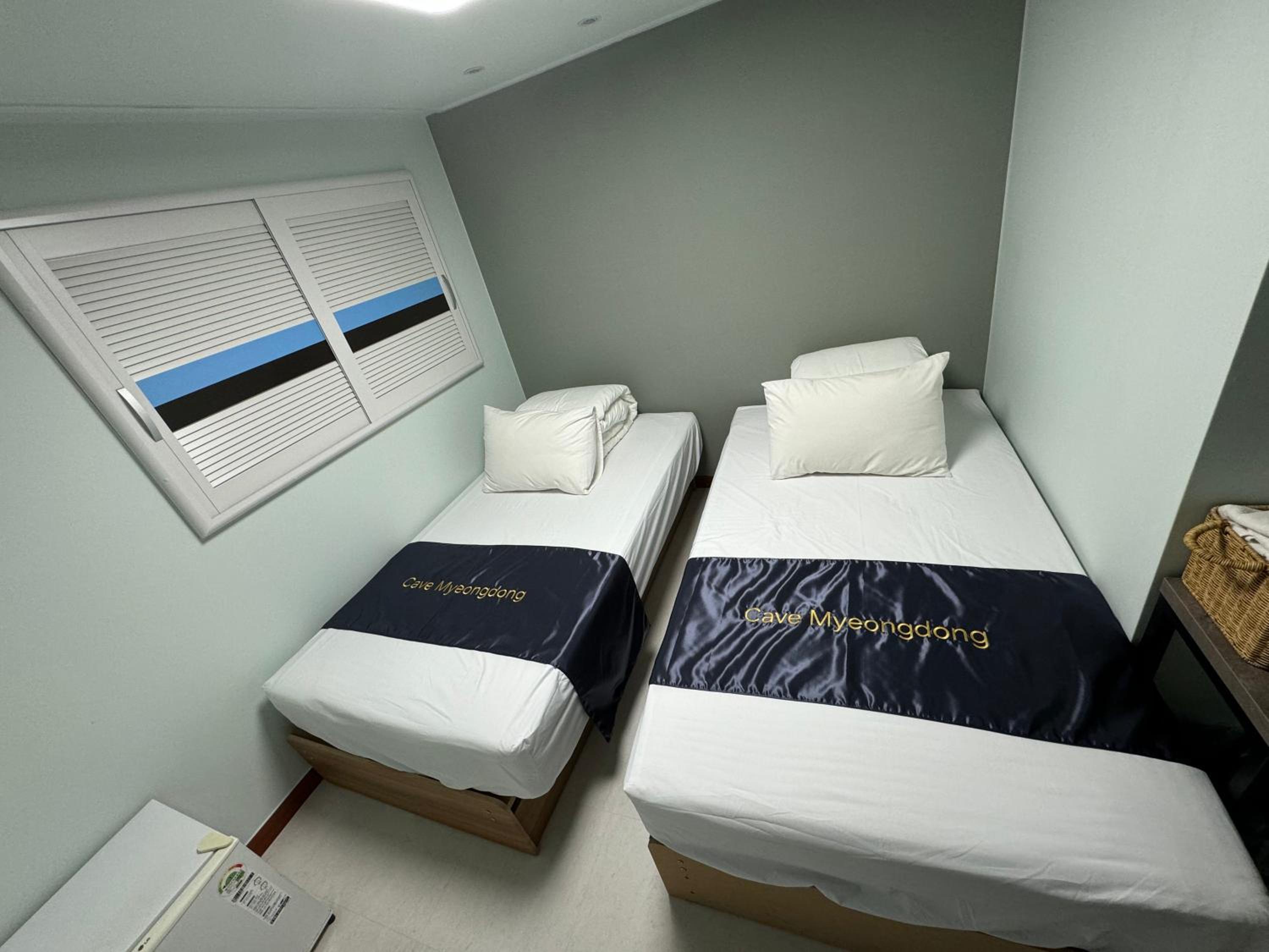 Standard Twin Room - Photo 8