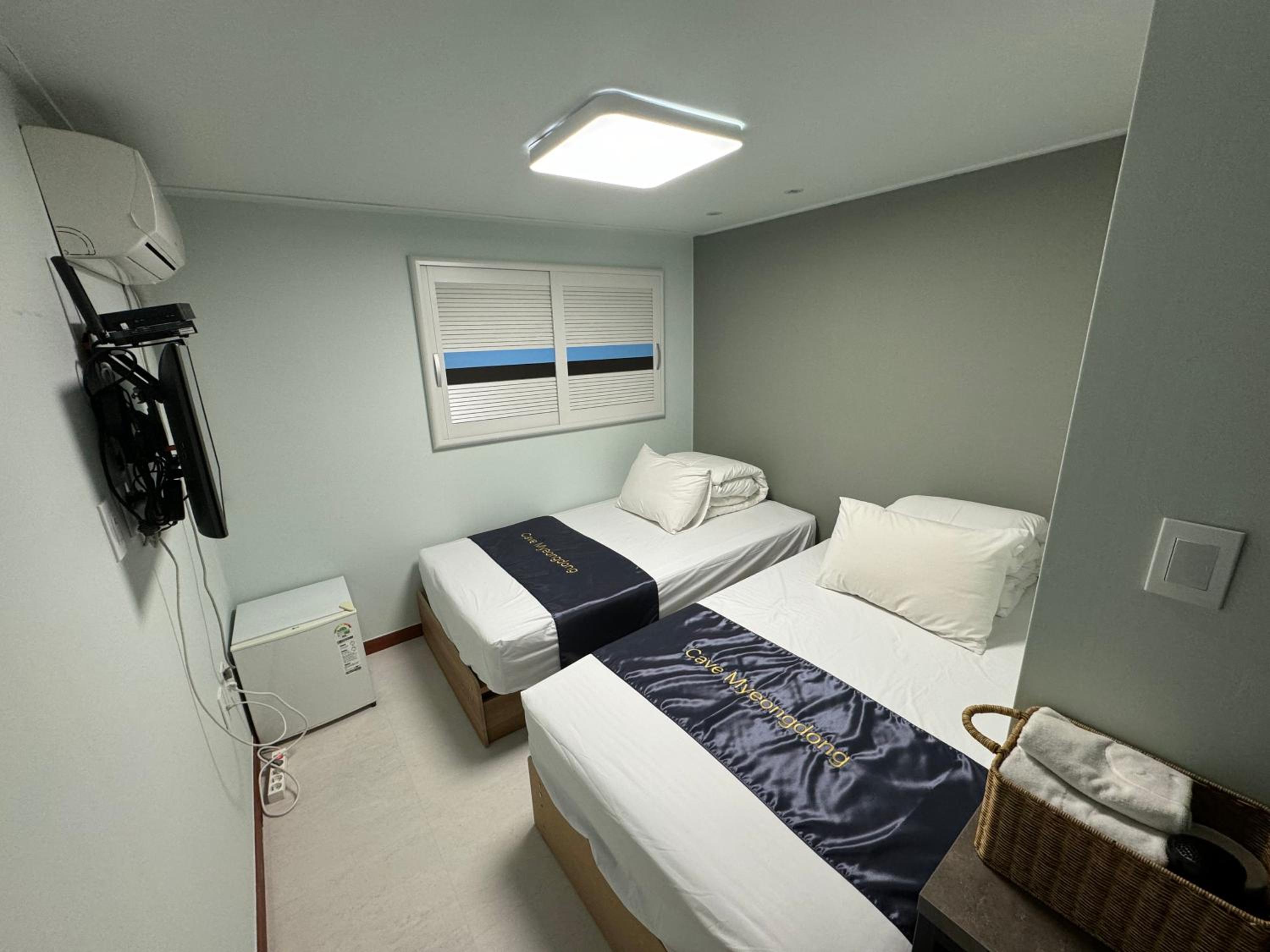 Standard Twin Room - Photo 6