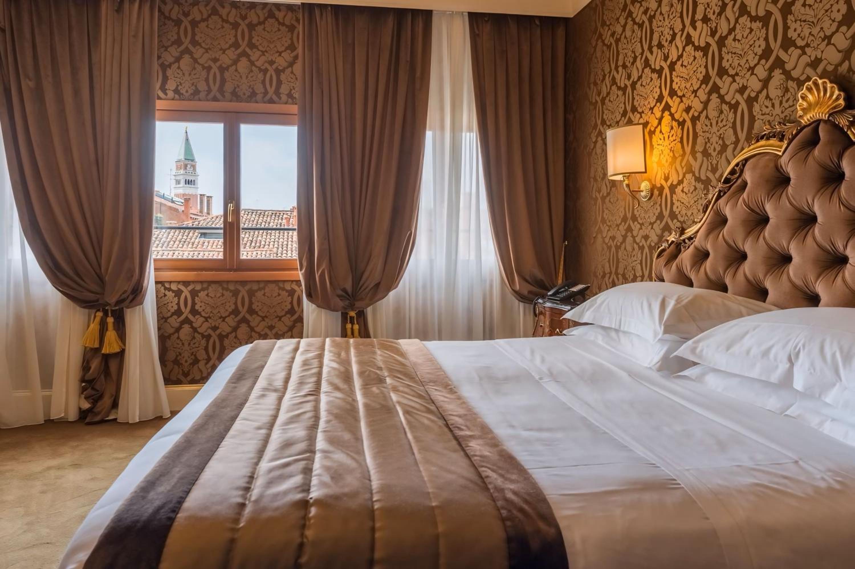 Deluxe Double or Twin Room thumbnail 5