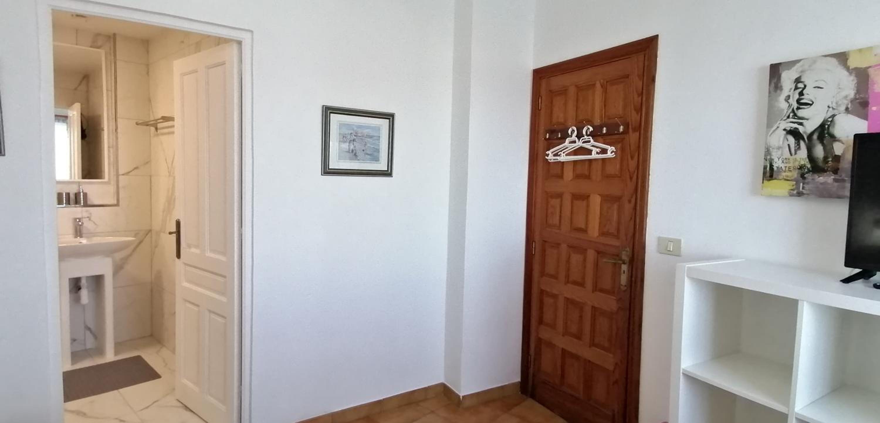 Large Double Room - Photo 24