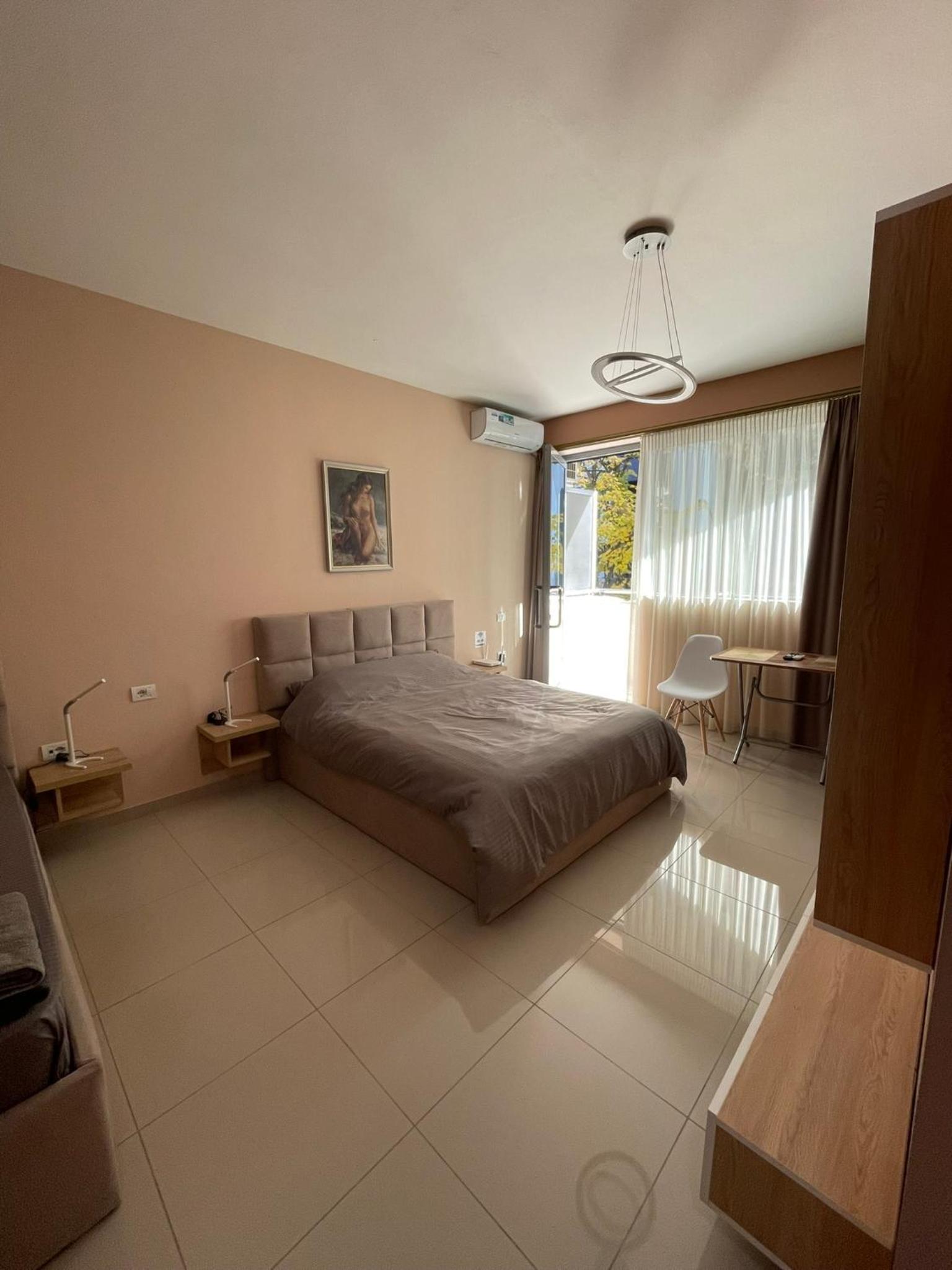 One-Bedroom Apartment photo 1