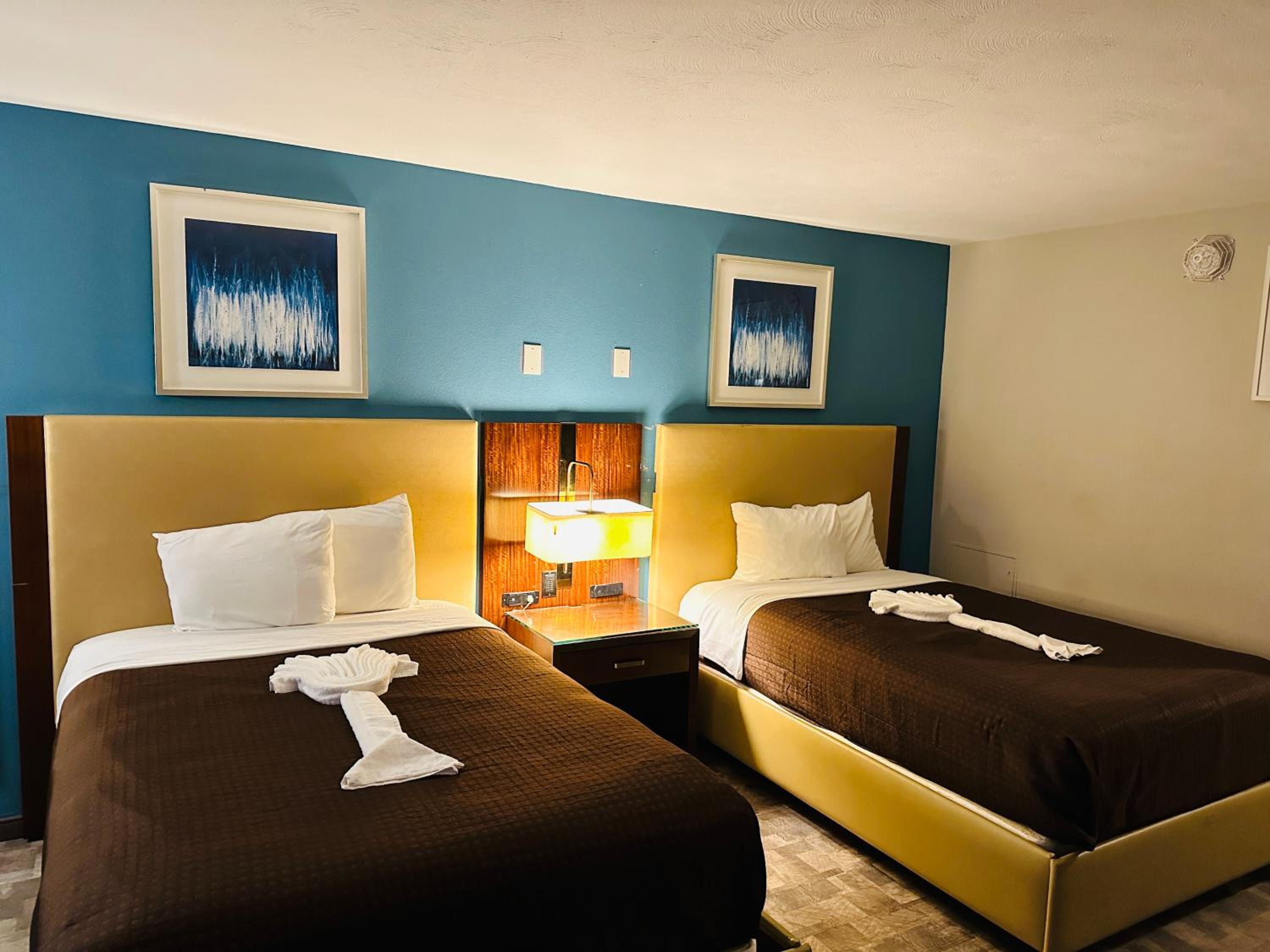Double Room with Two Double Beds - Non-Smoking - Photo 8