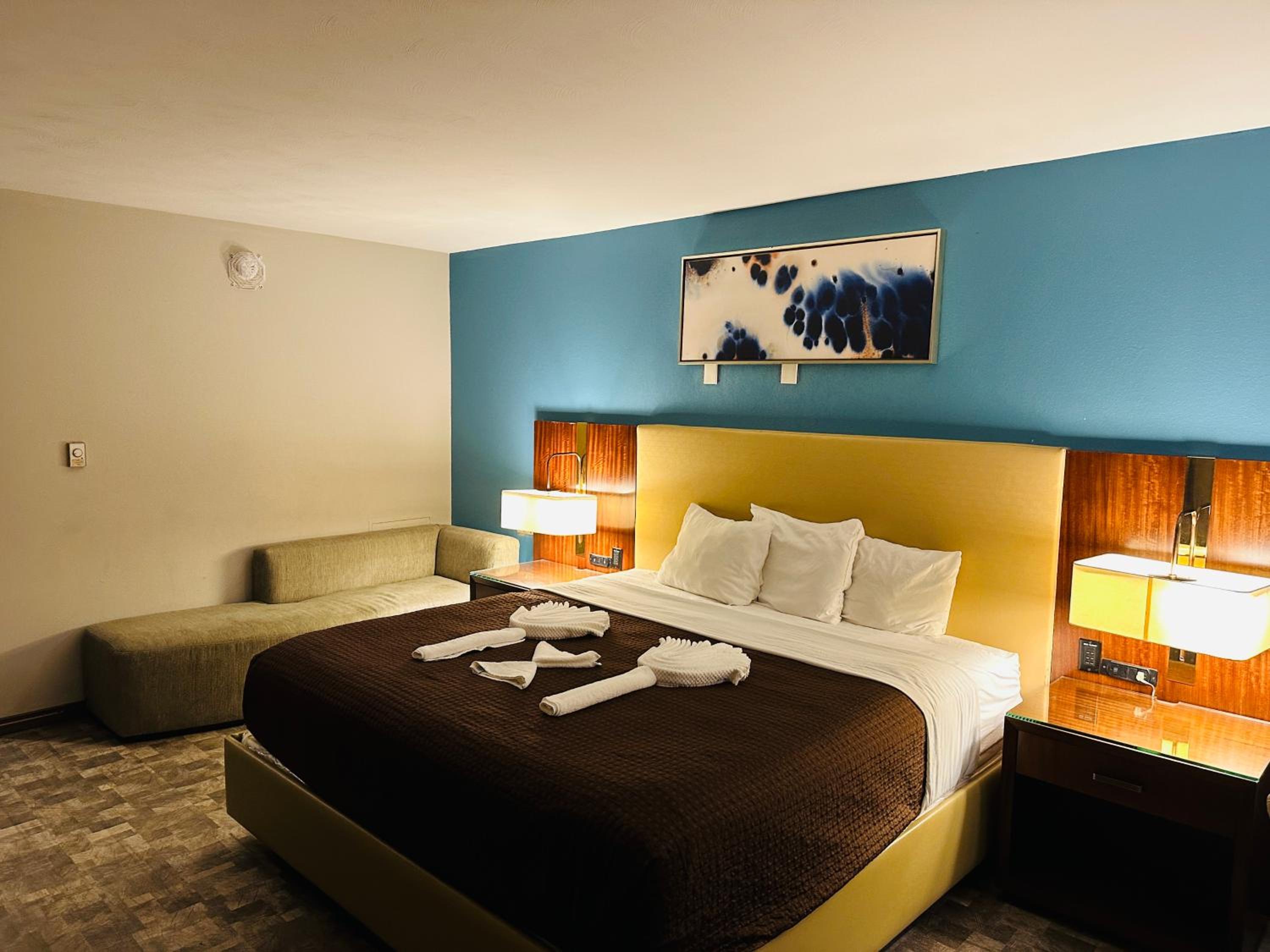 King Room - Non-Smoking - Photo 5