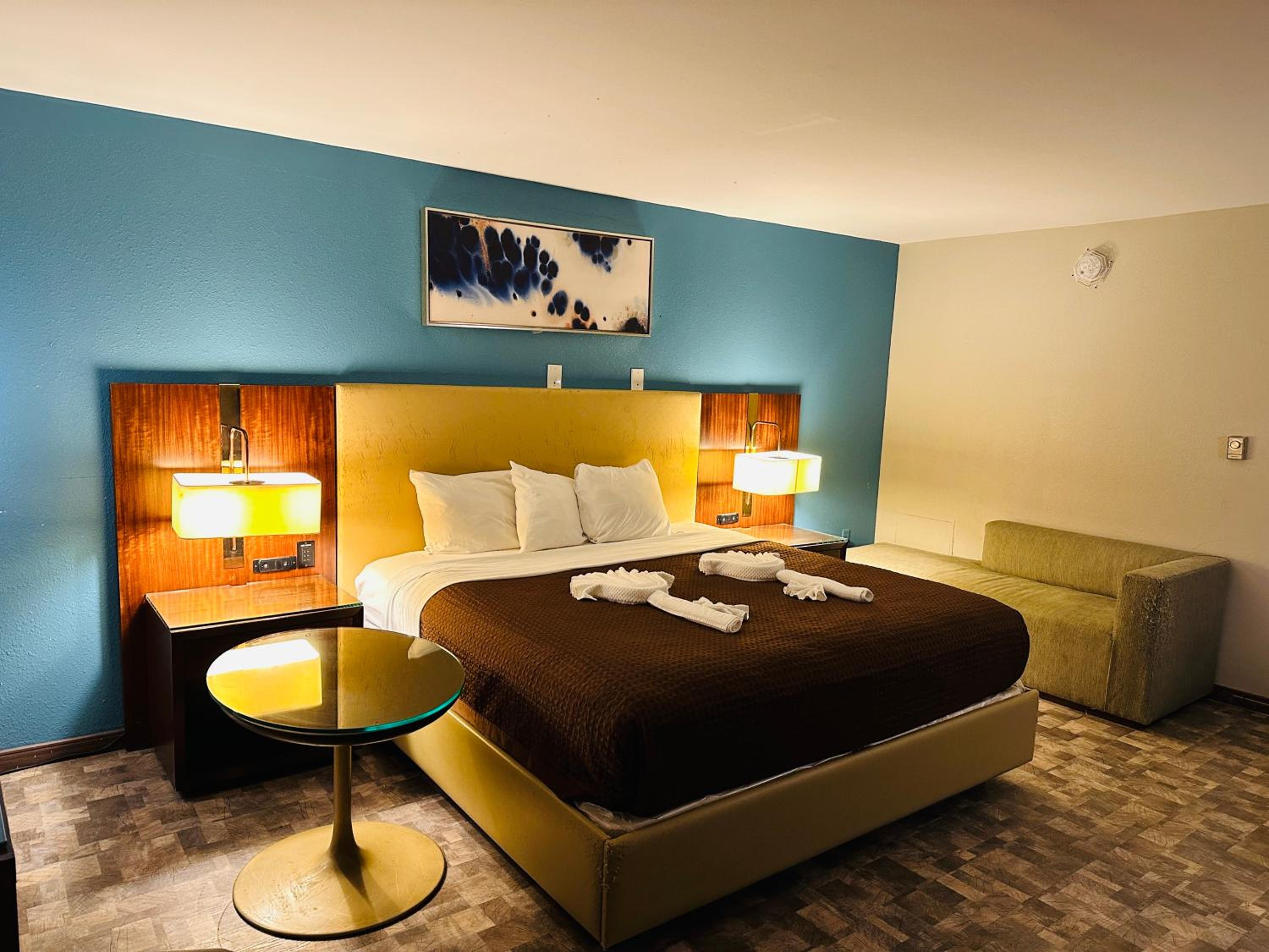 King Room - Non-Smoking - Photo 10