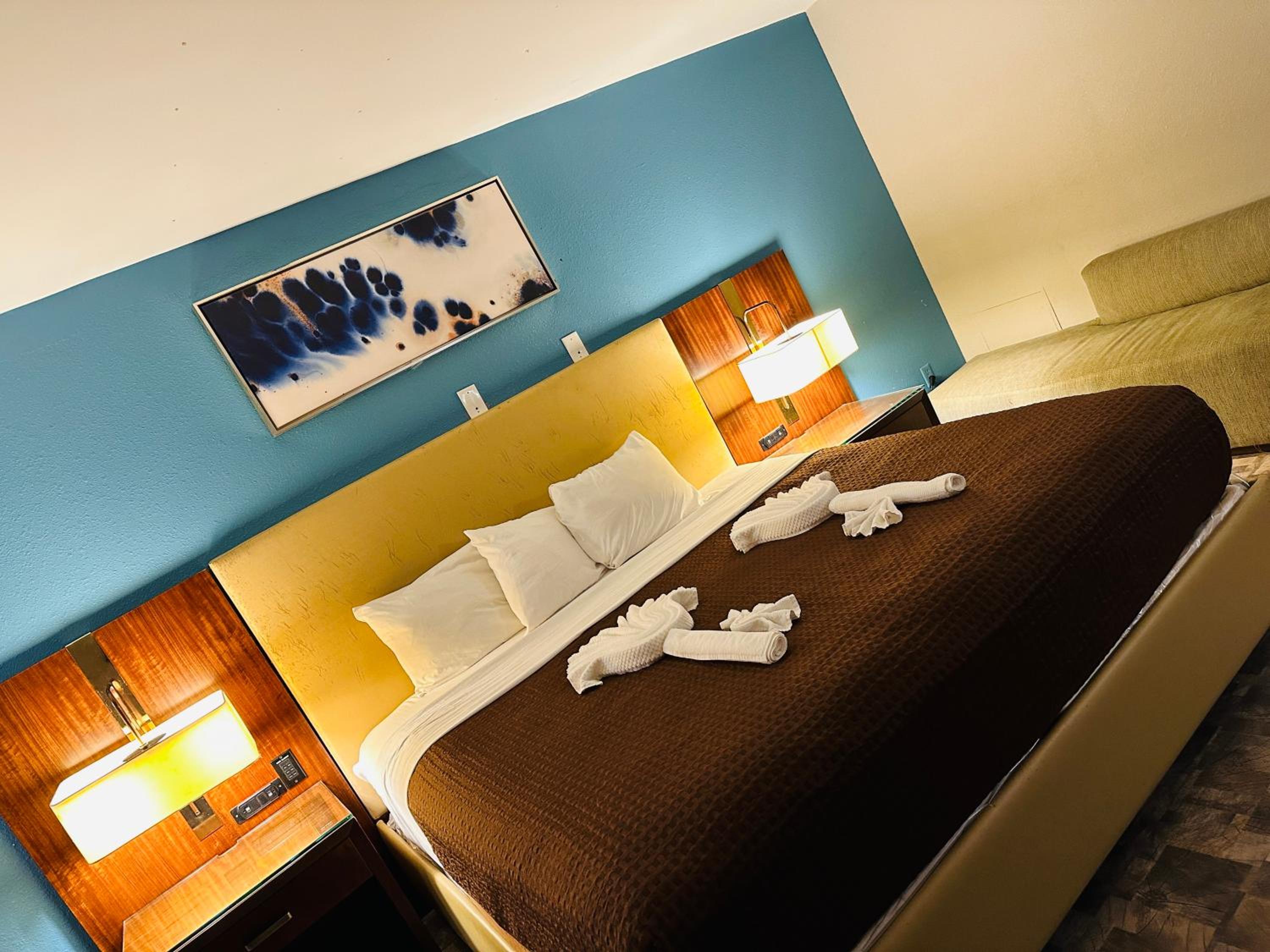 King Room - Non-Smoking - Photo 9
