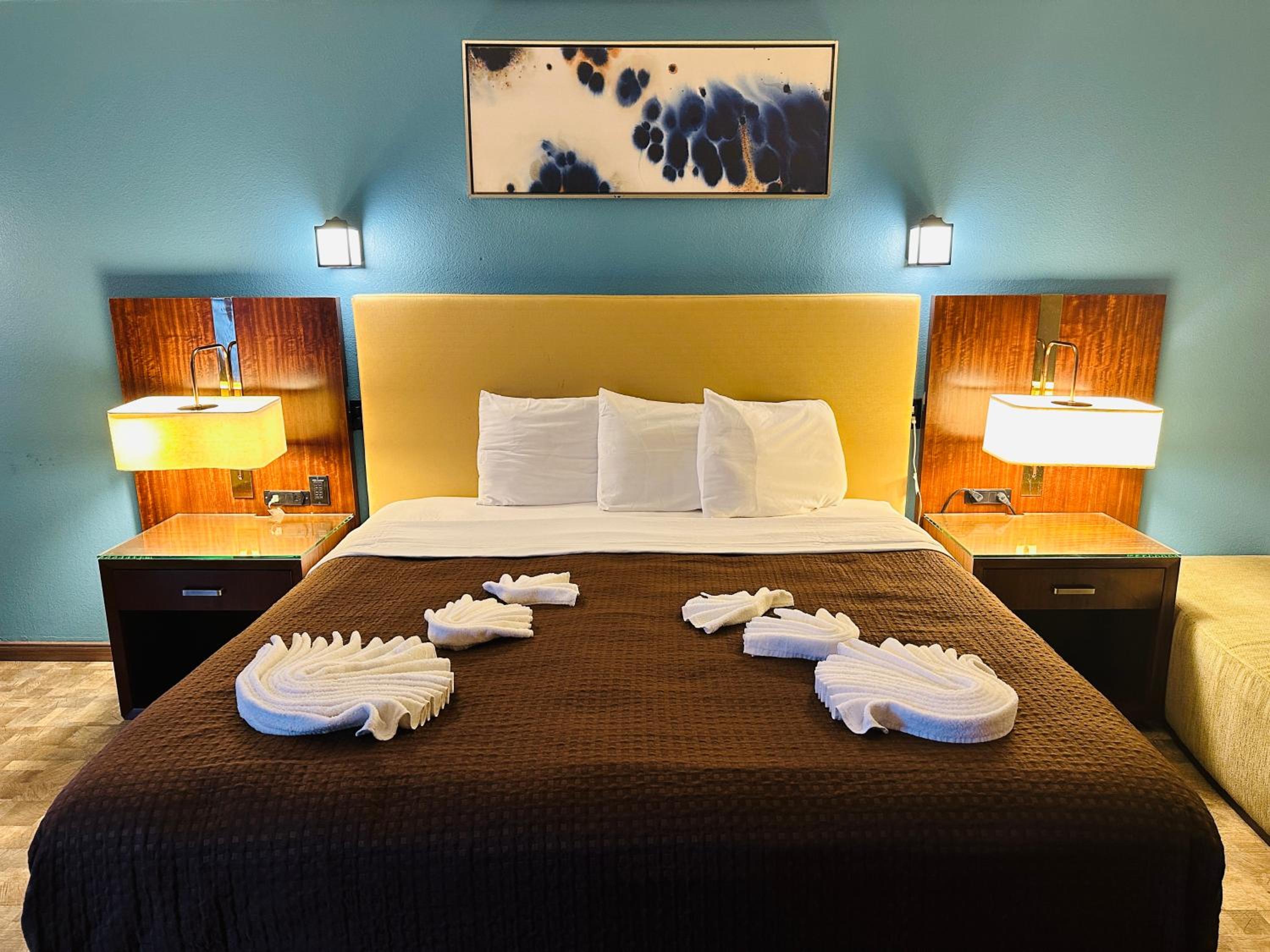 King Room - Non-Smoking - Photo 8