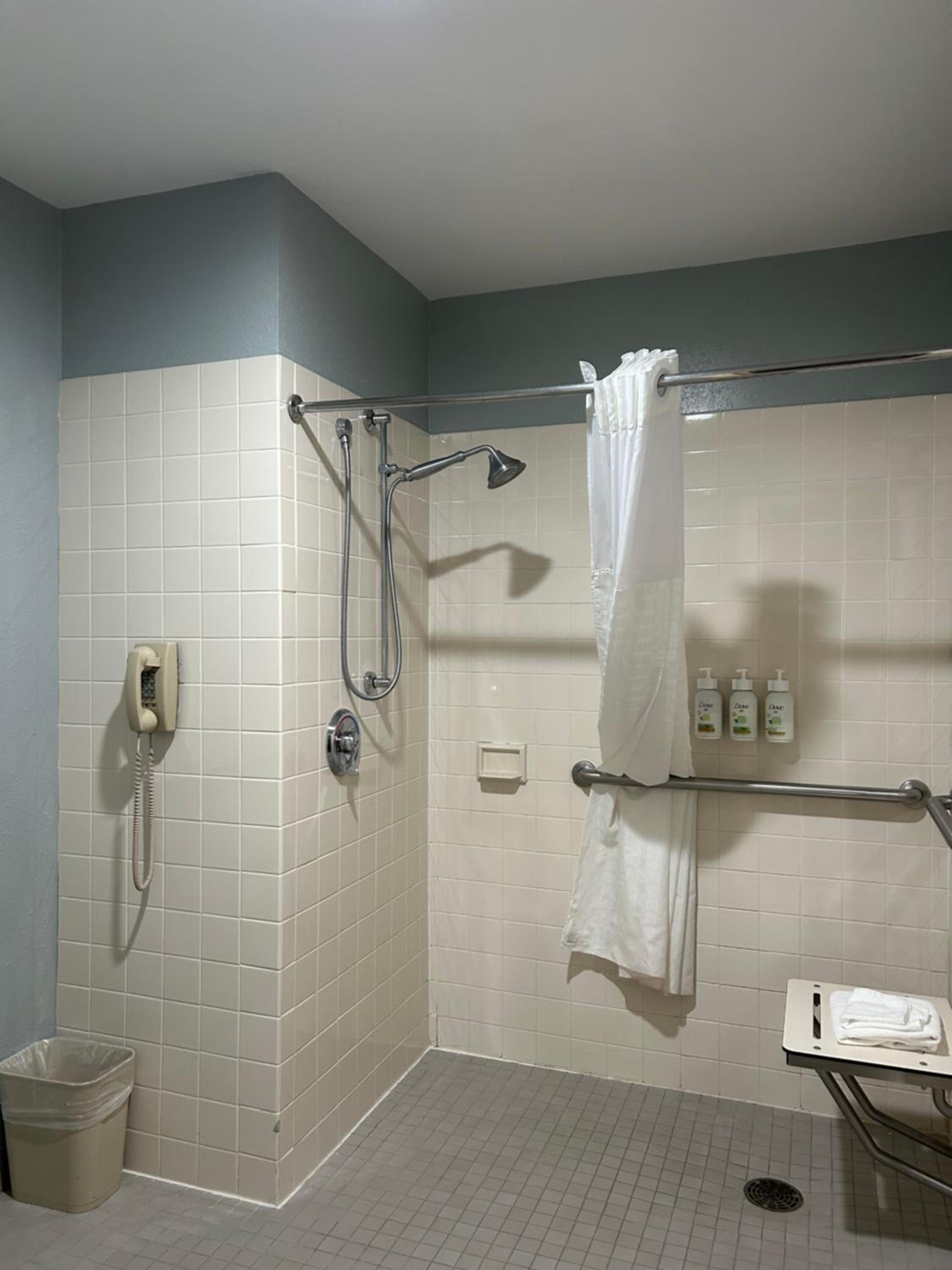 Queen Room - Disability Access/Non-Smoking - Photo 2
