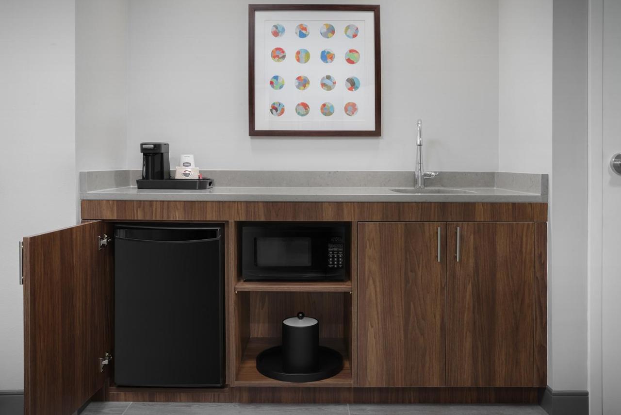 King Studio Suite with Wet Bar - Photo 4