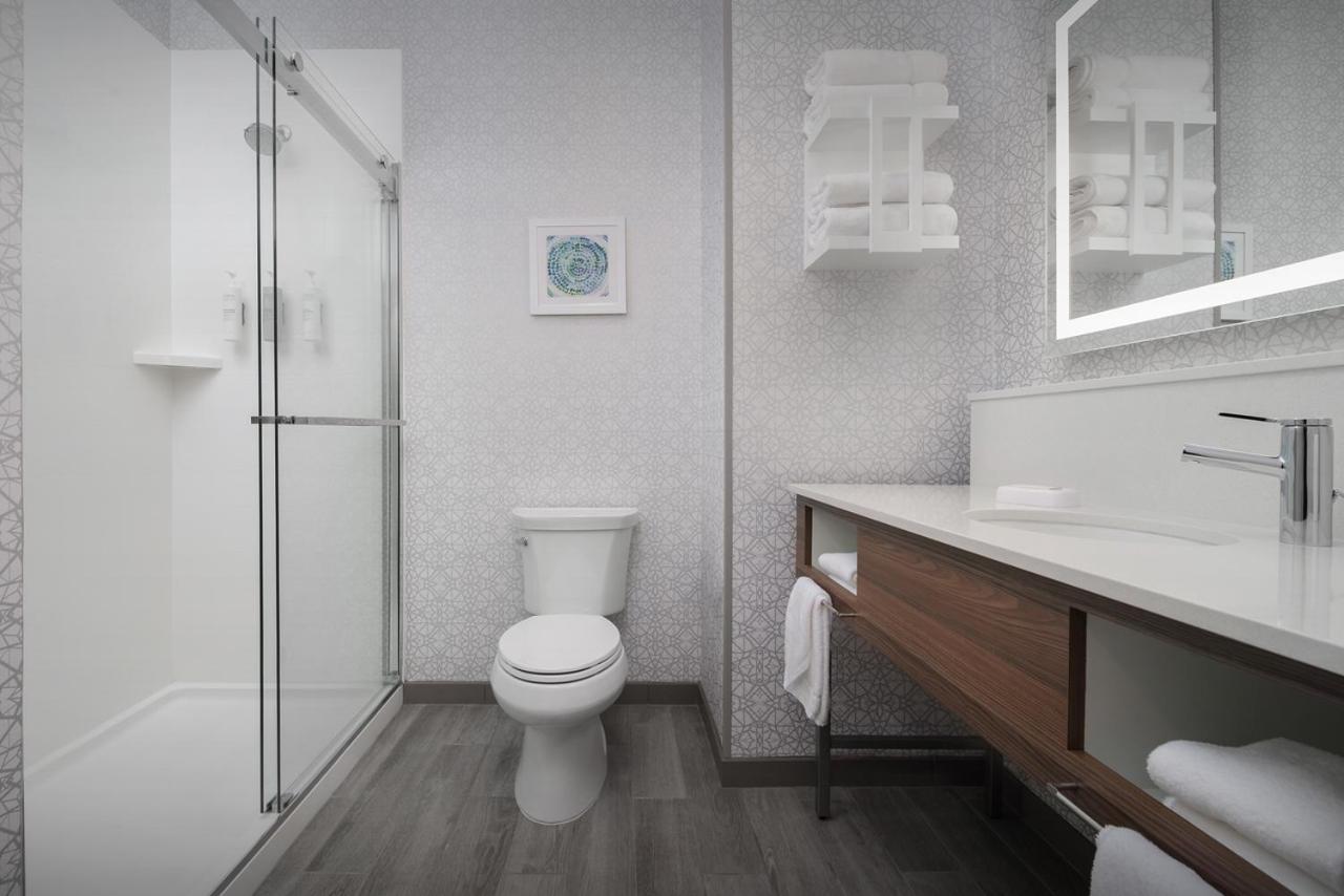King Studio Suite with Wet Bar - Photo 3