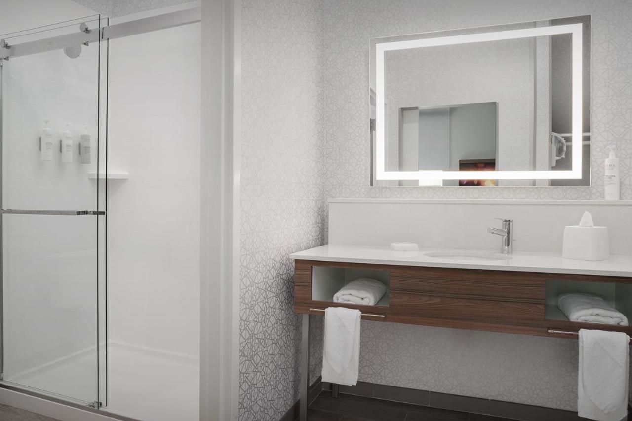 King Studio Suite with Wet Bar - Photo 2