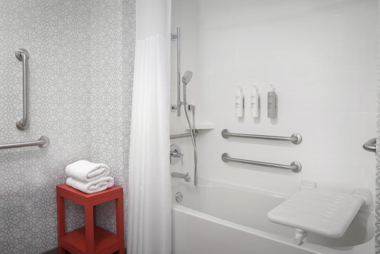 King Room with Bath Tub - Disability Access - Photo 4