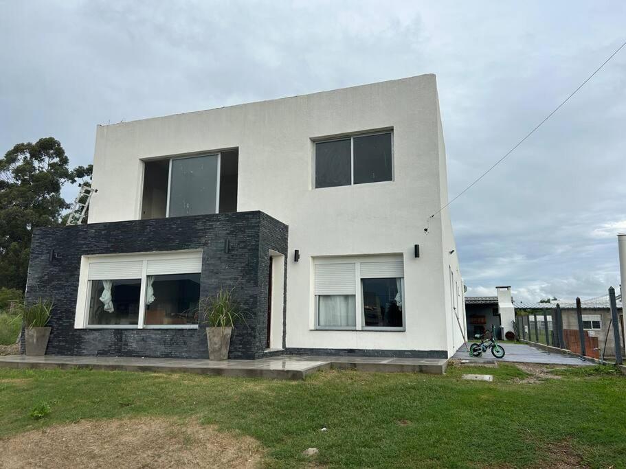 Three-Bedroom House photo 2