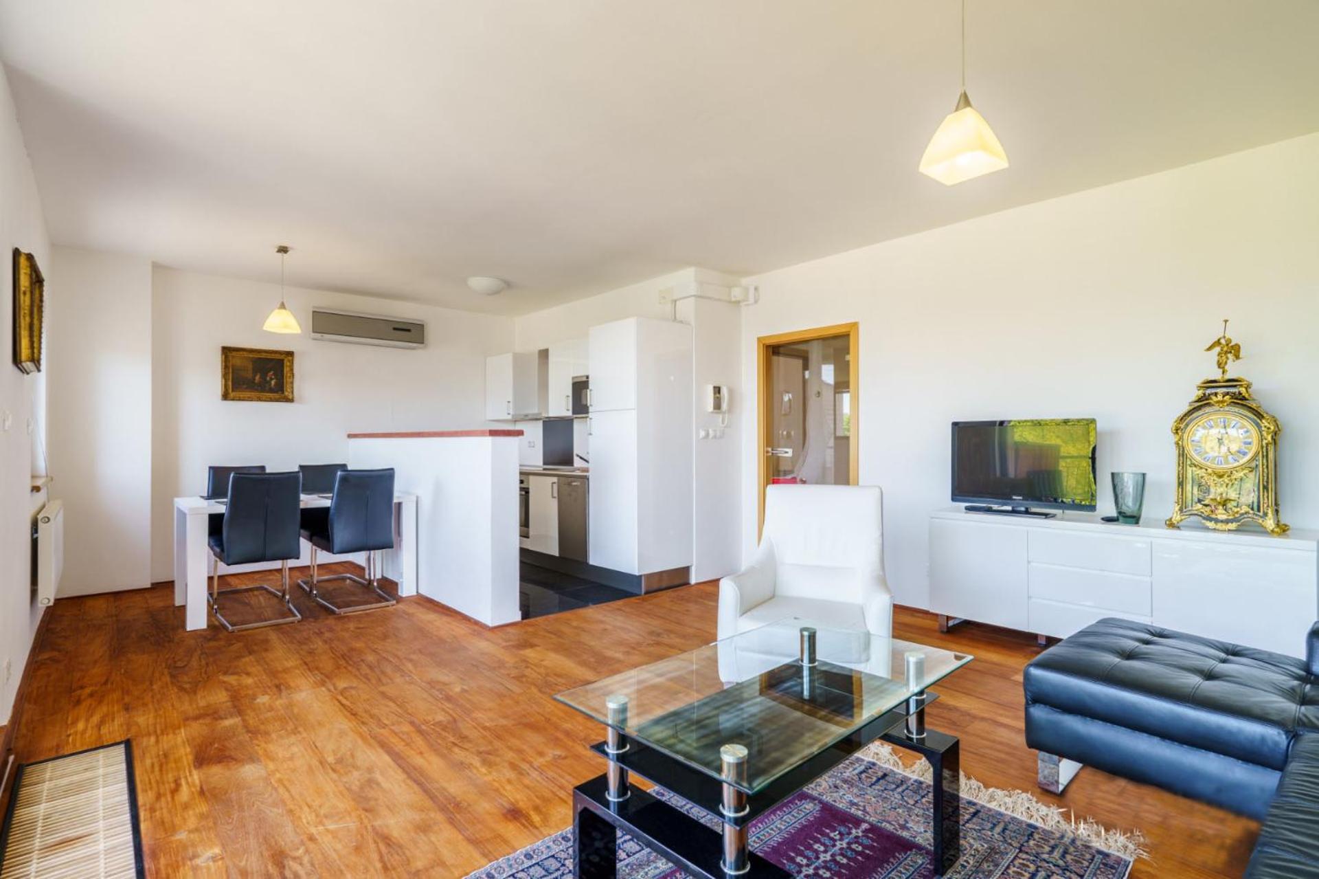 One-Bedroom Apartment photo 2