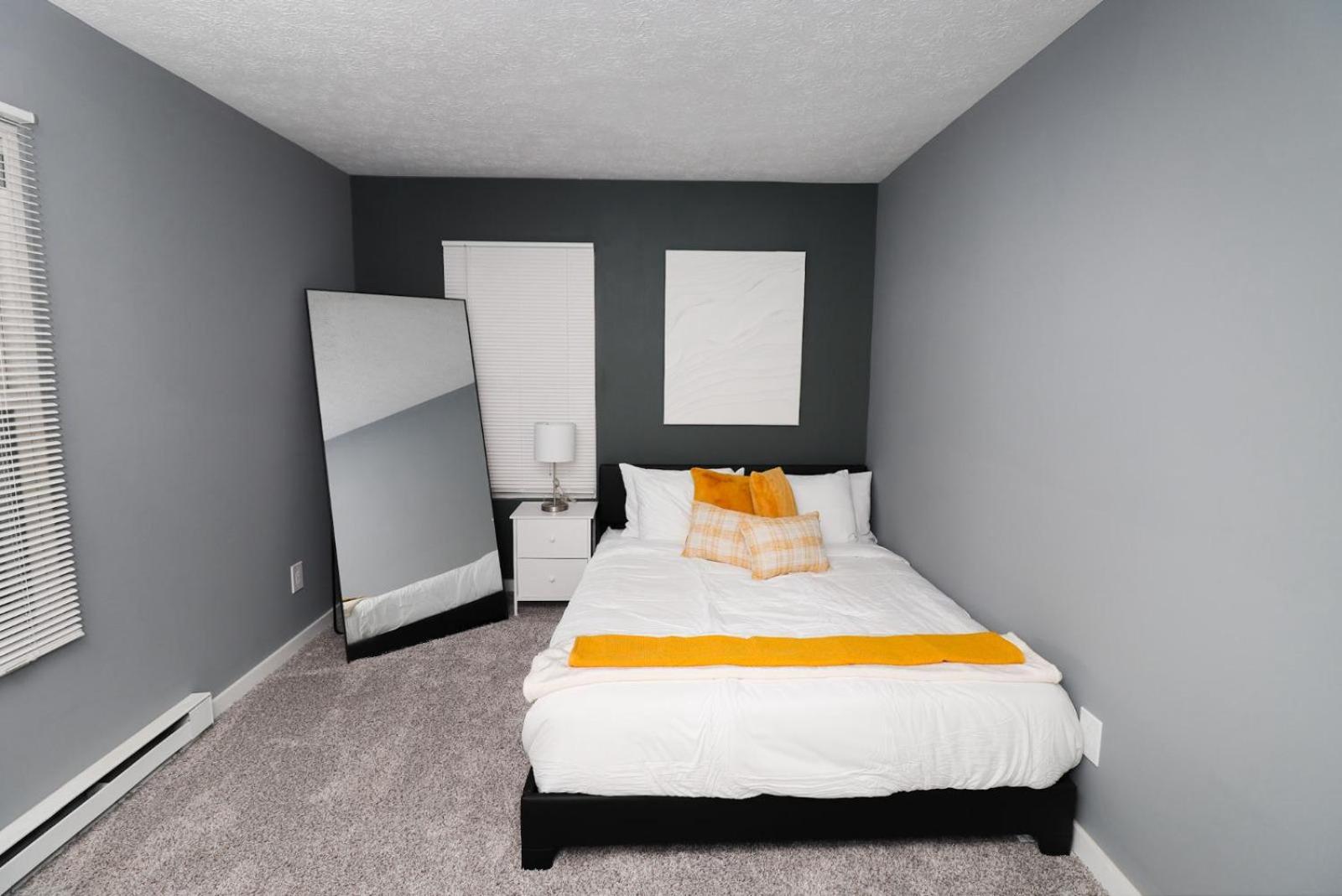 Six-Bedroom House photo 1