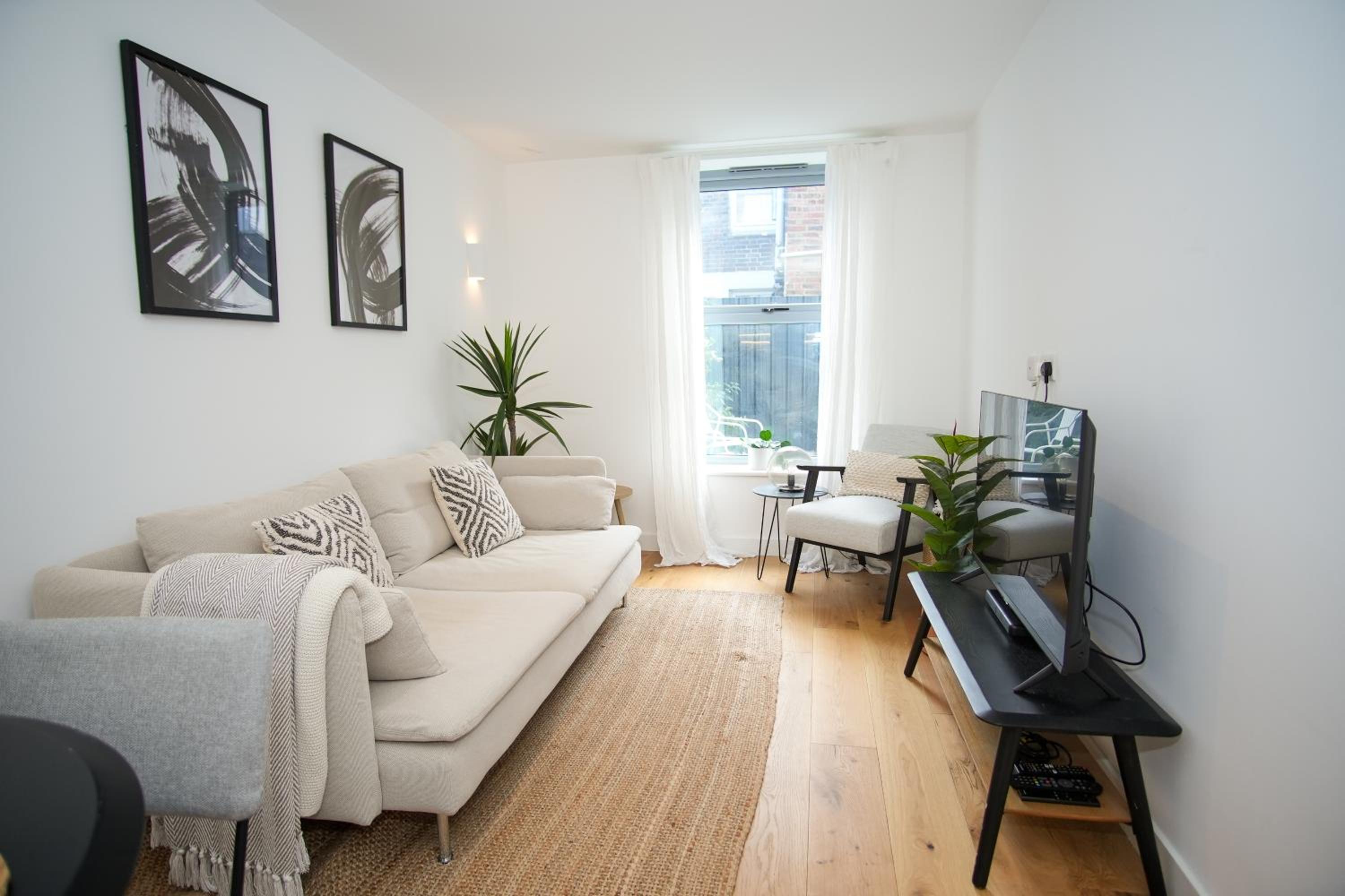 One-Bedroom Apartment photo 1