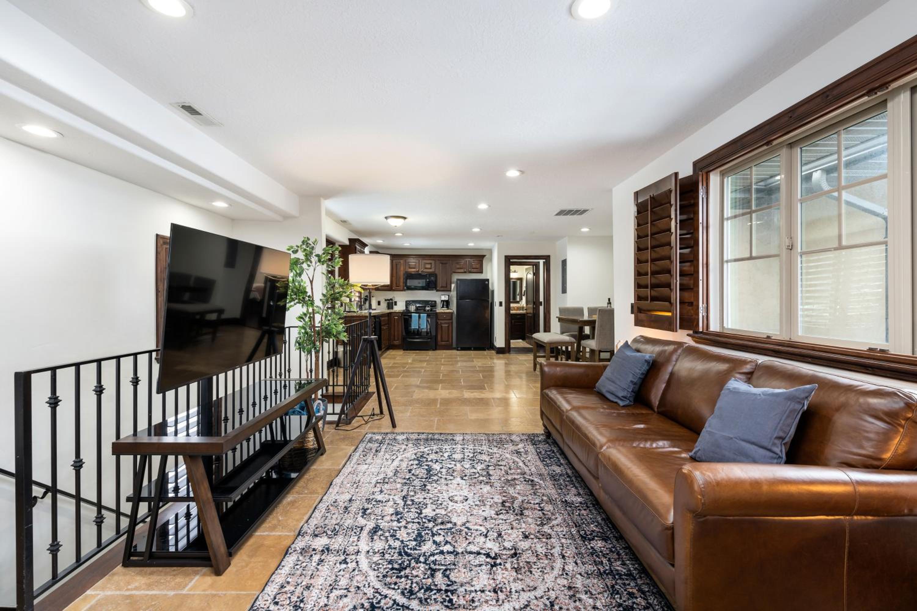 Six-Bedroom House photo 3