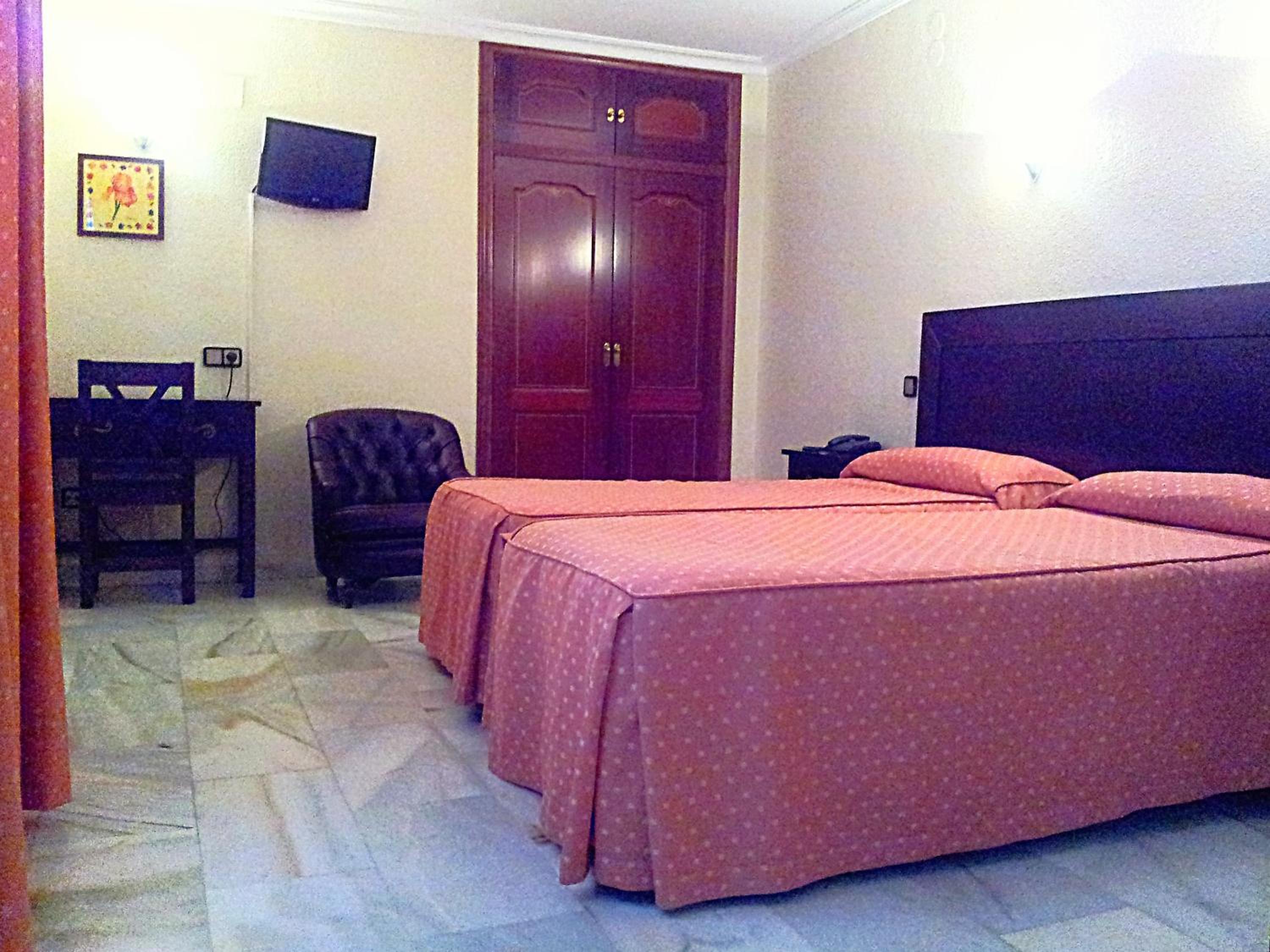 Double or Twin Room - Photo 6