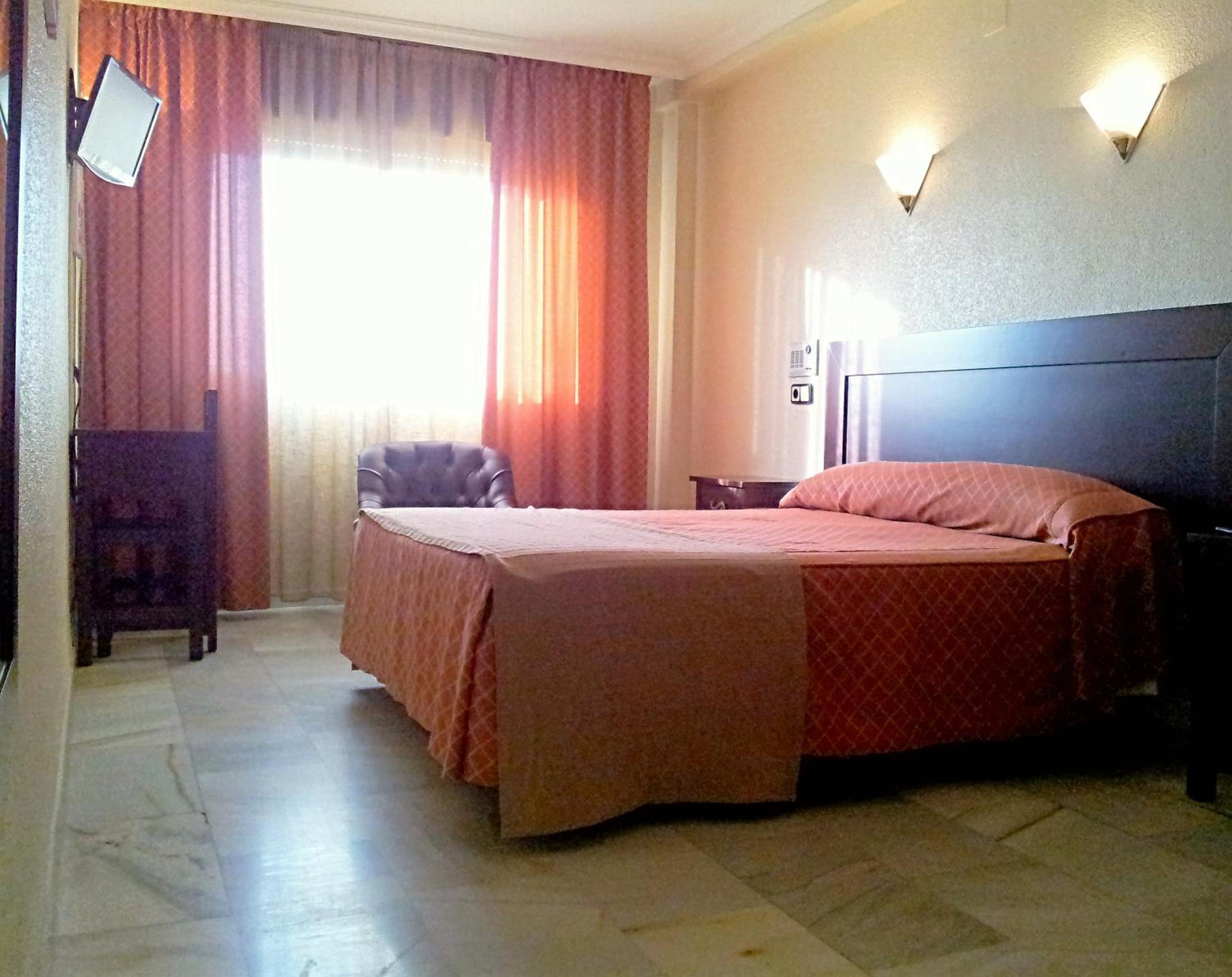 Double or Twin Room - Photo 4