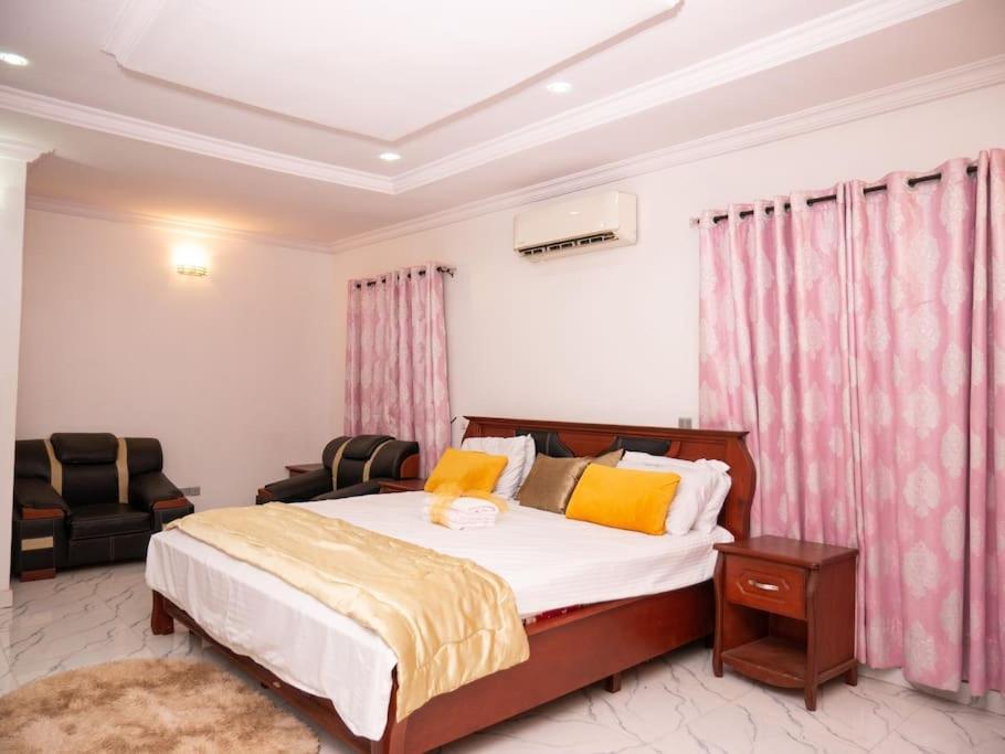 Four-Bedroom House photo 2