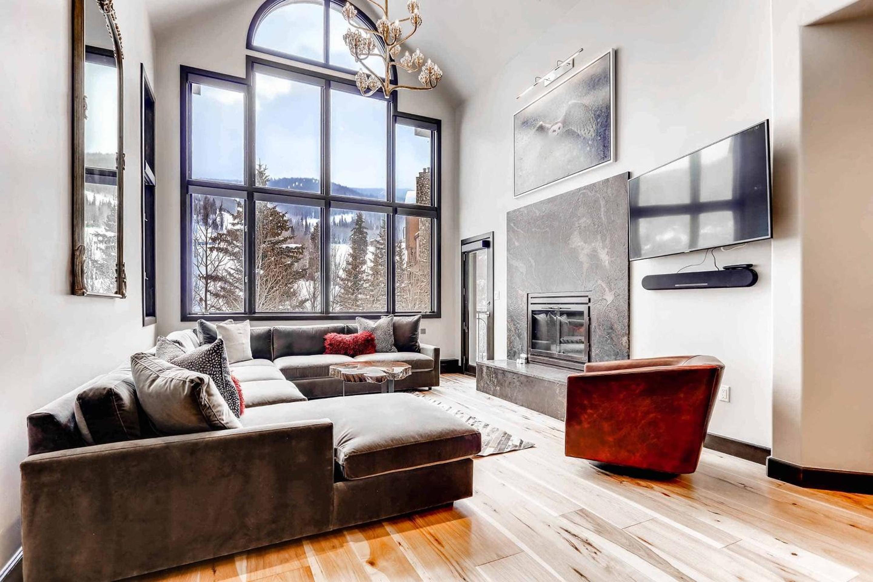 Three-Bedroom Apartment With Mountain View photo 1
