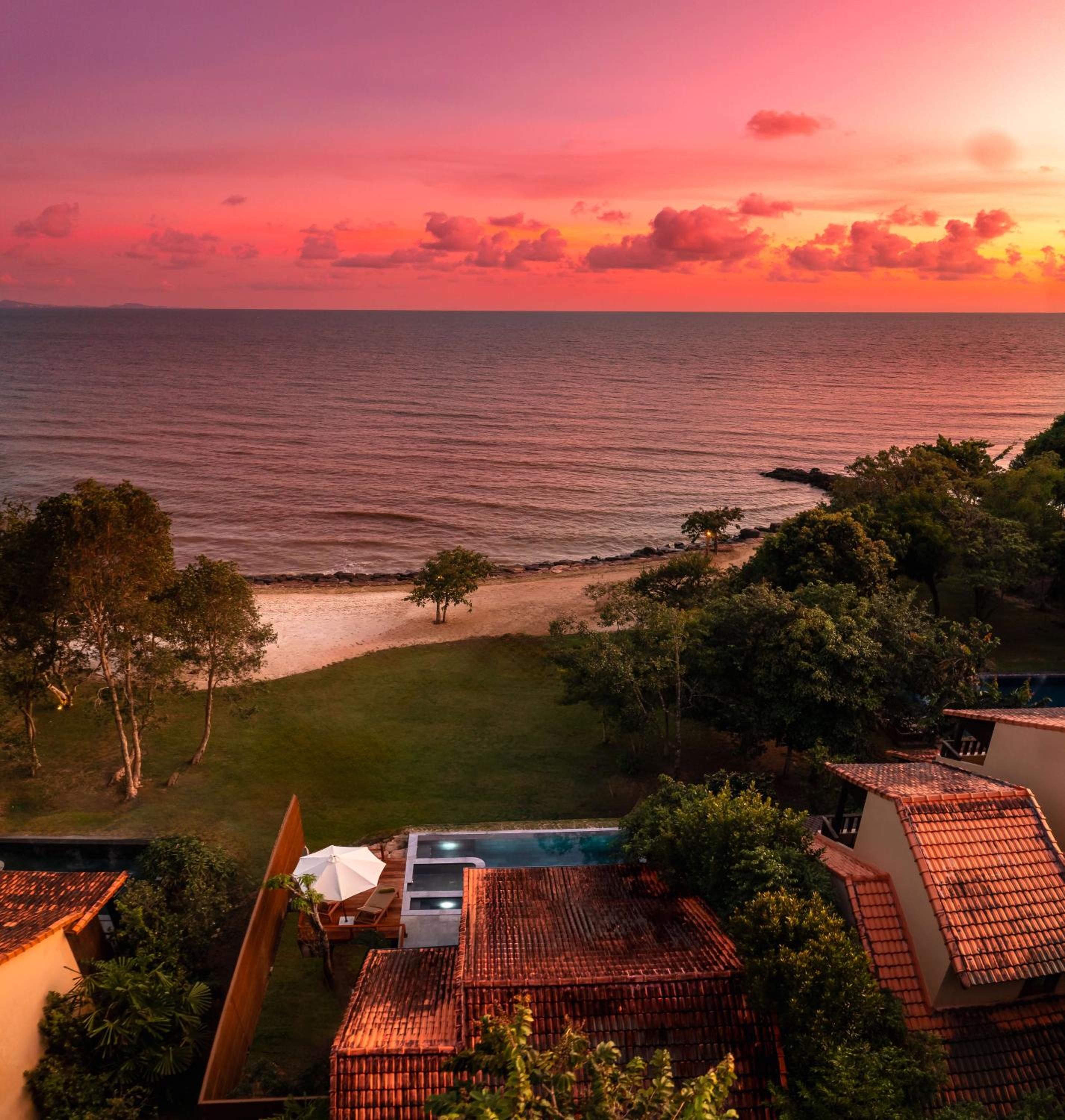 Beachfront Pool Villa thumbnail 5