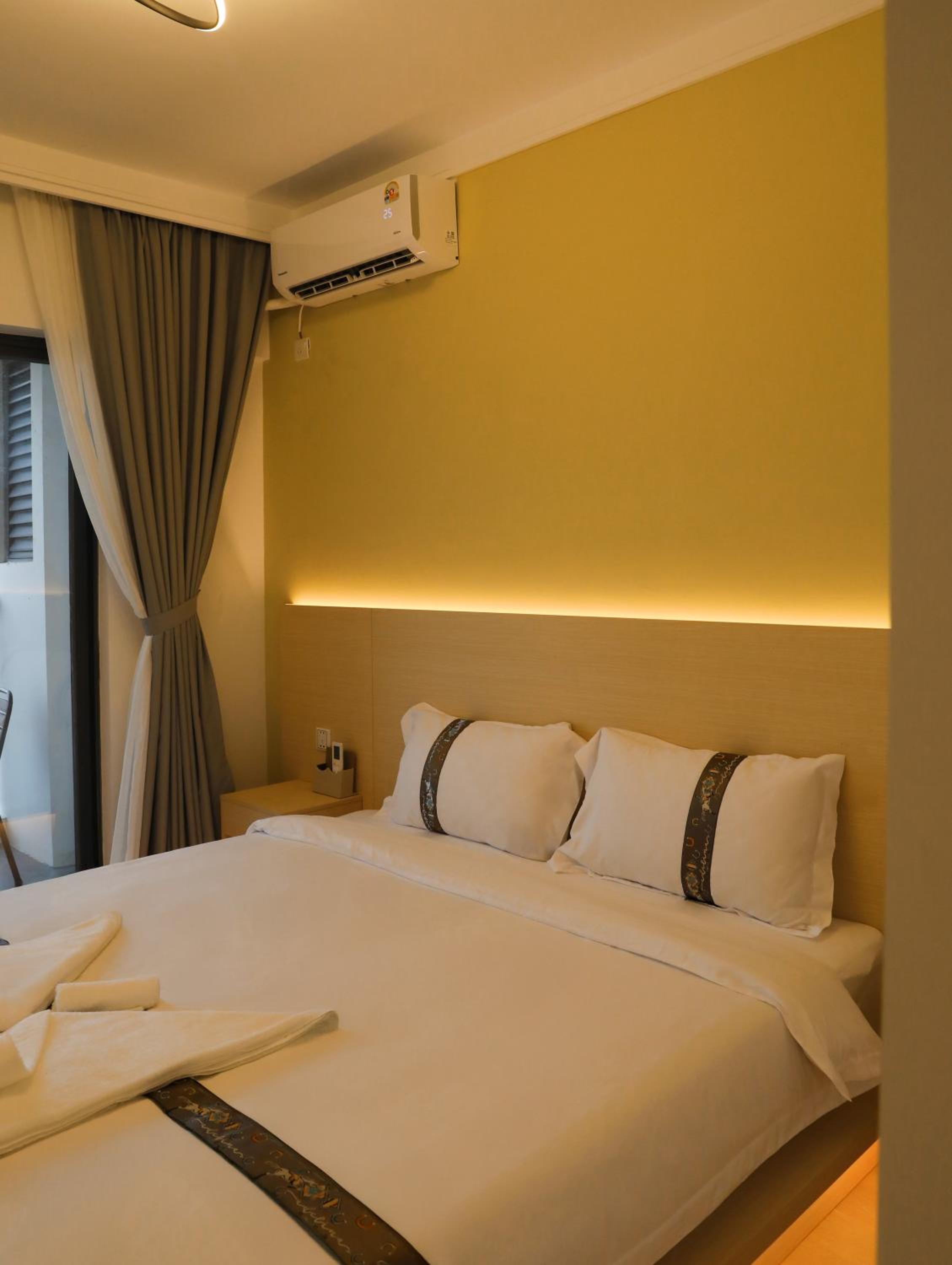 Standard Queen Room with Balcony and River View photo 1