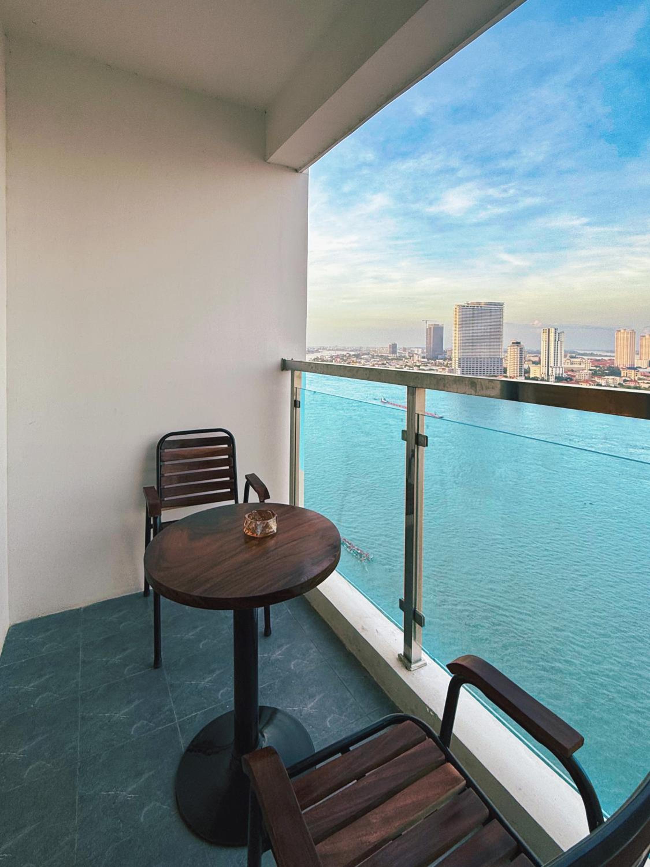 Superior King Balcony with River View photo 1