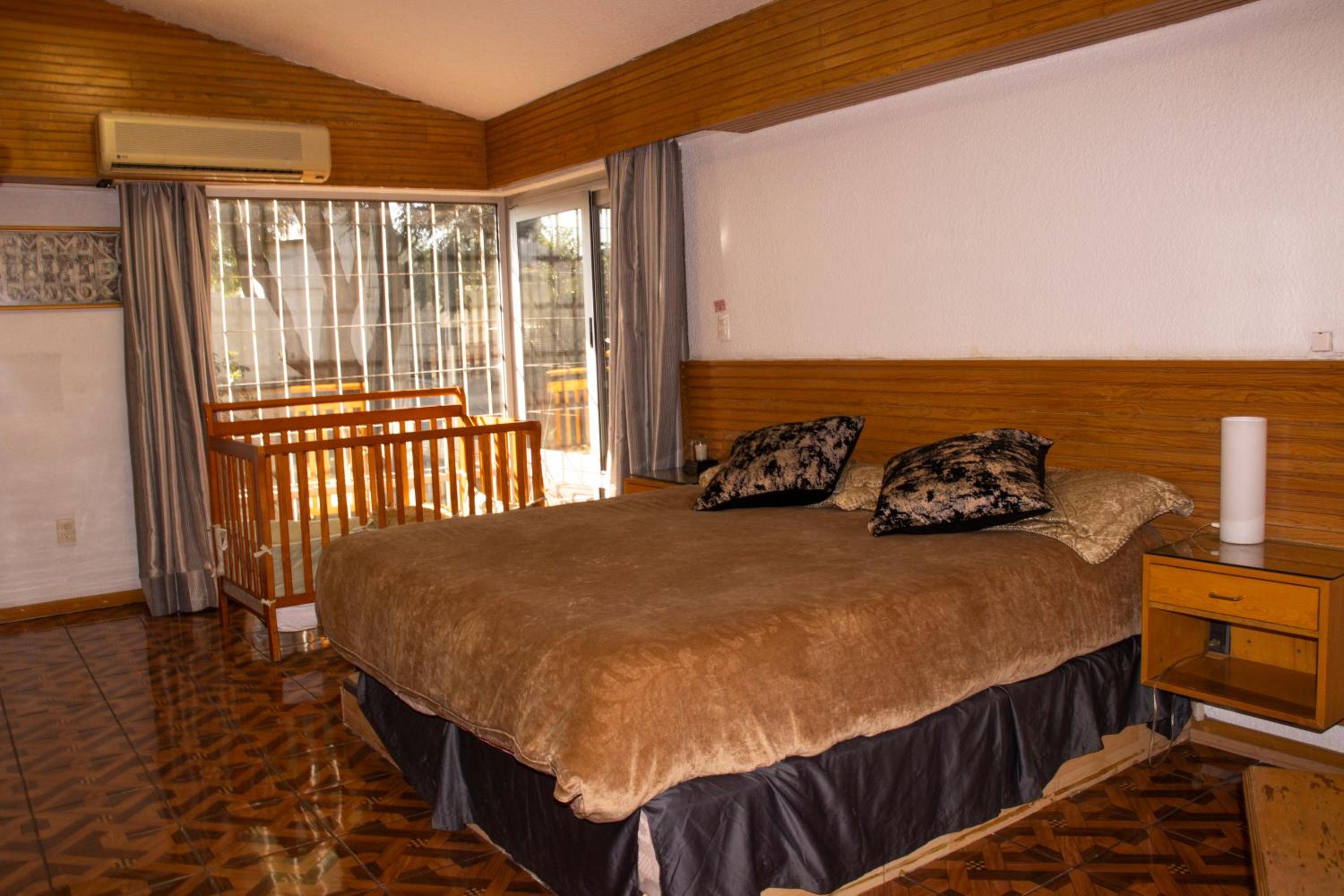 Five-Bedroom House photo 3