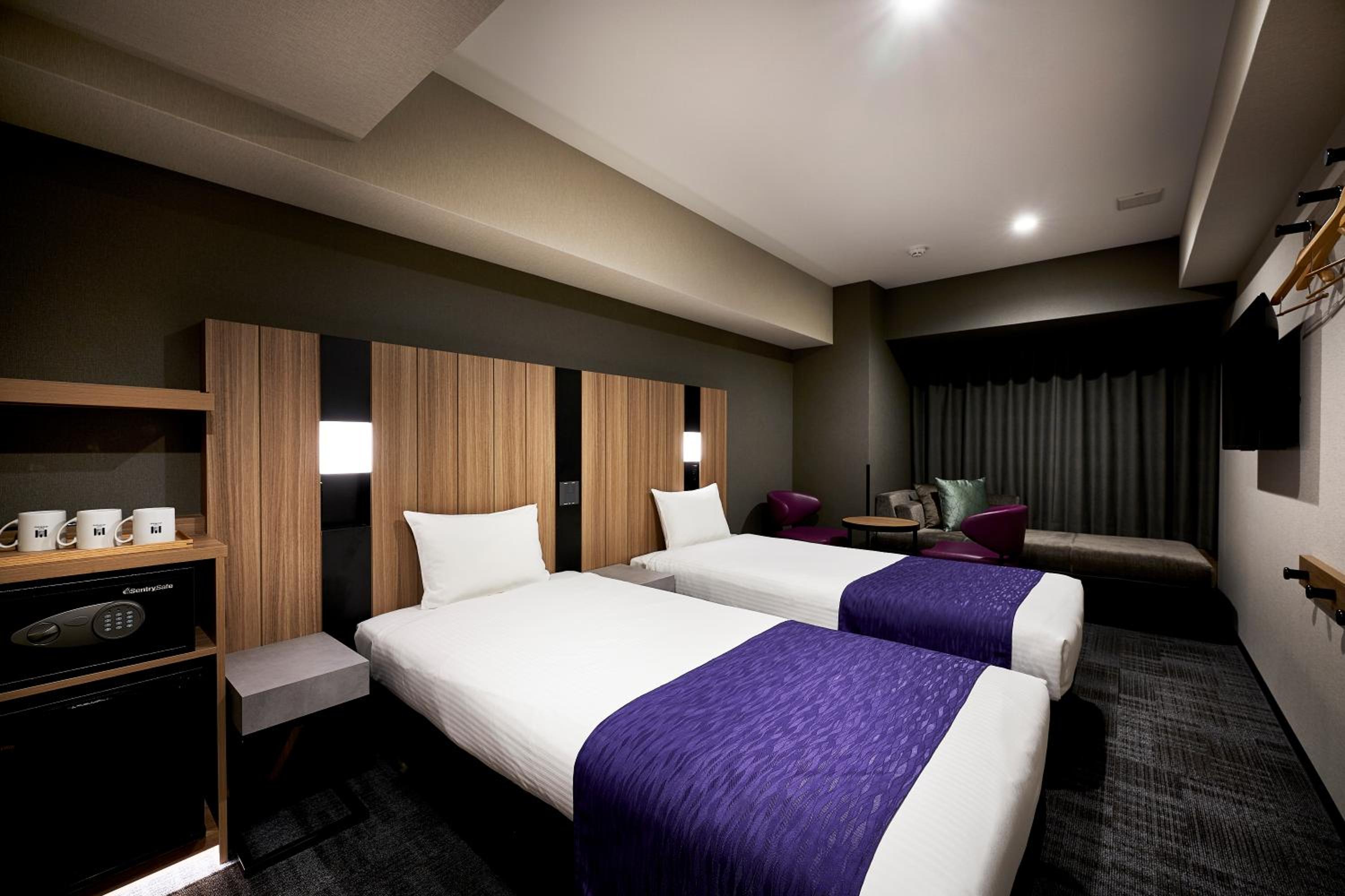 Deluxe Twin Room with Sofa bed - Photo 5