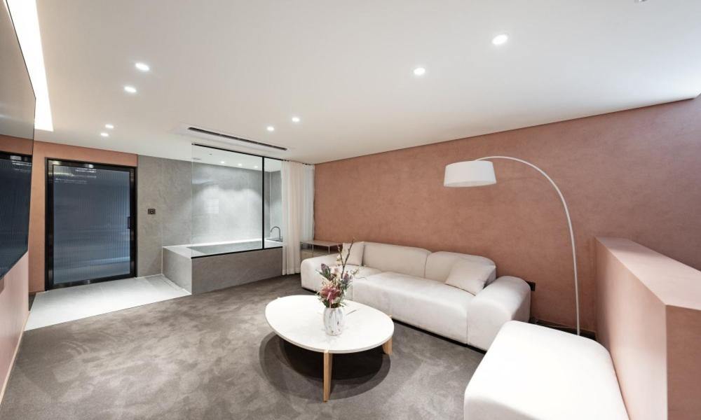 Suite - Photo 3