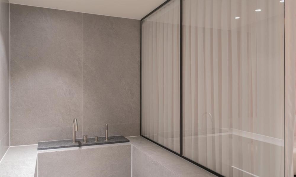Suite - Photo 18