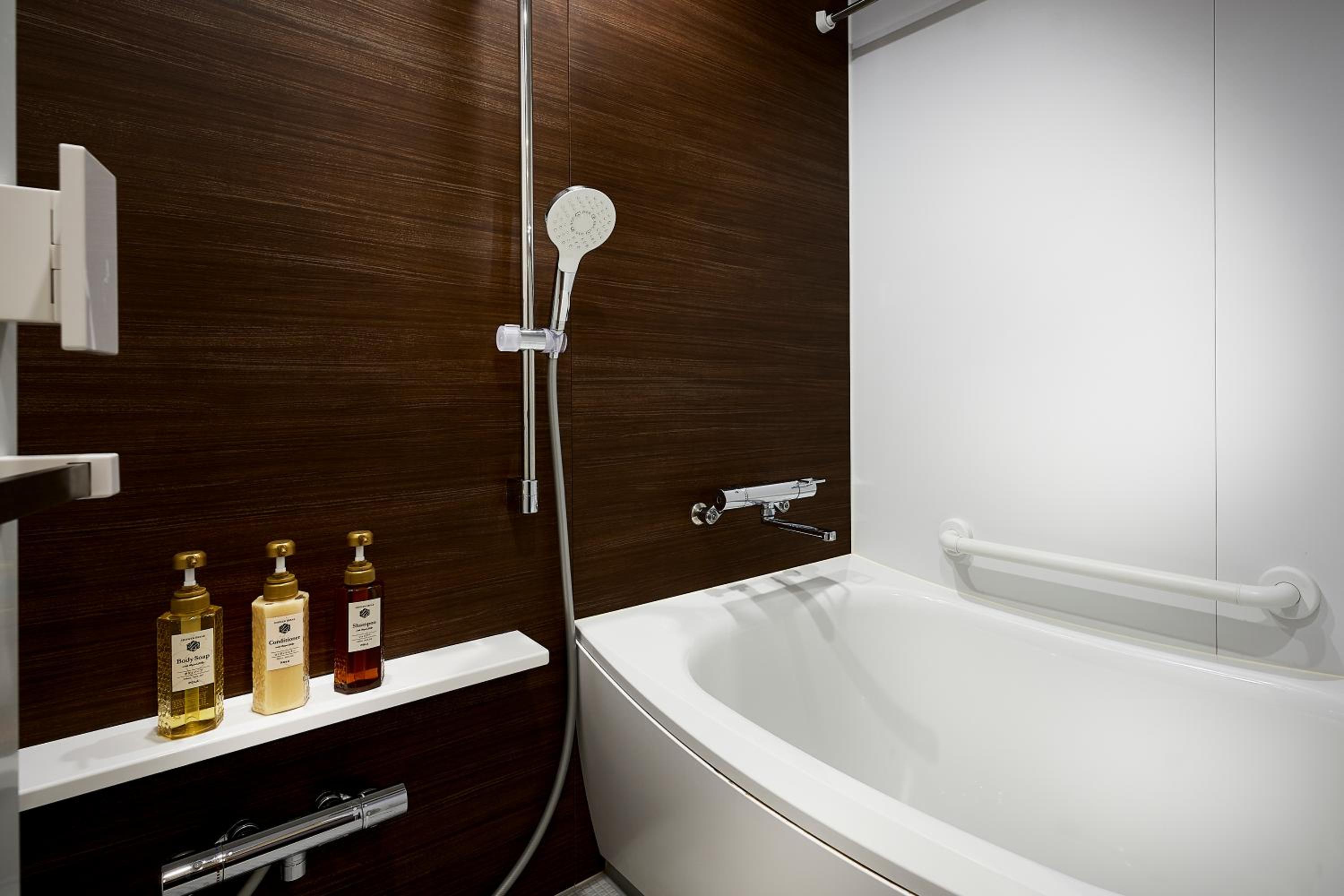 Deluxe Twin Room with Sofa Bed and Bath Tub - Photo 4