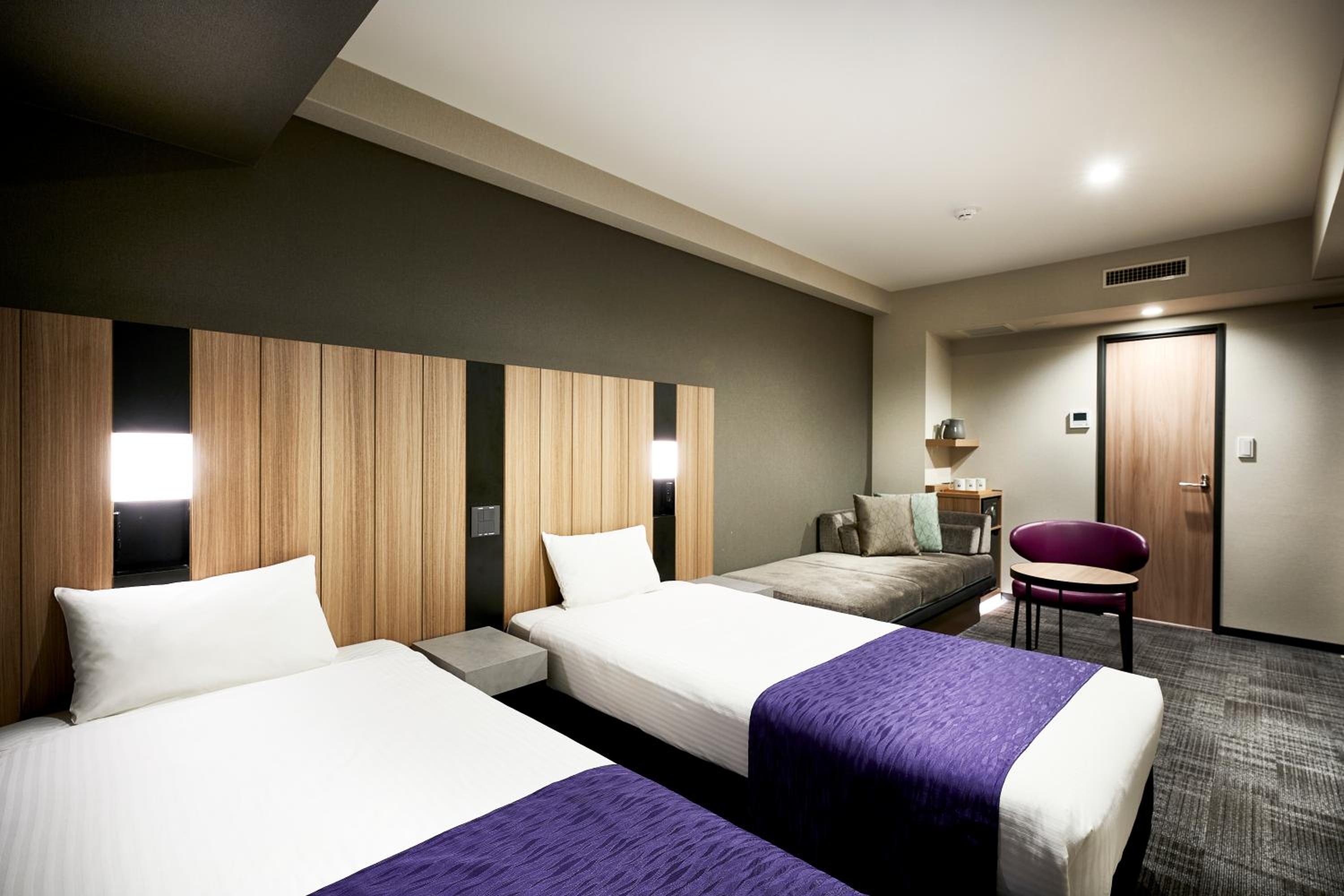 Deluxe Twin Room with Sofa Bed and Bath Tub - Photo 10