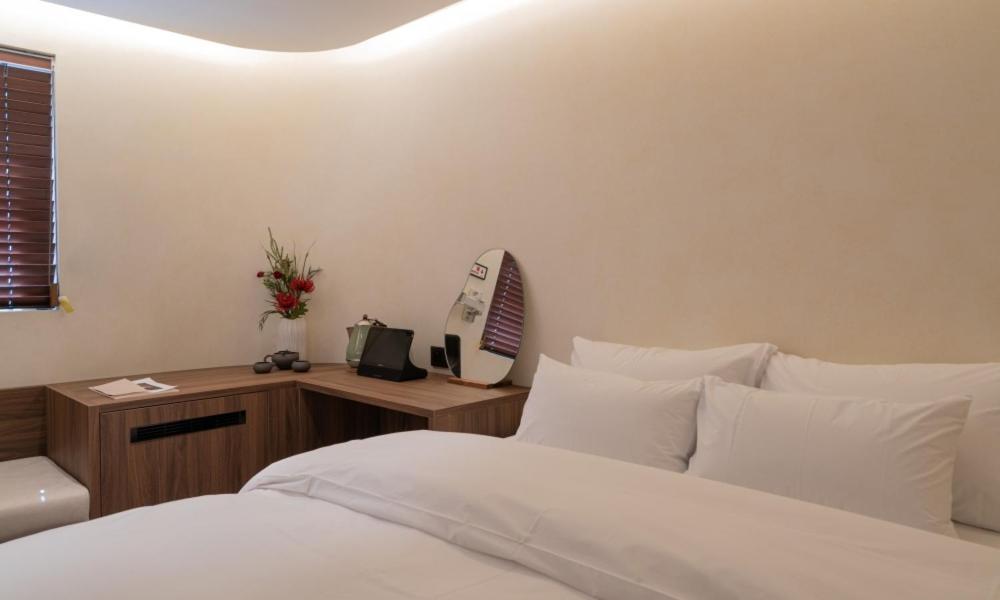 Standard King Room - Photo 7