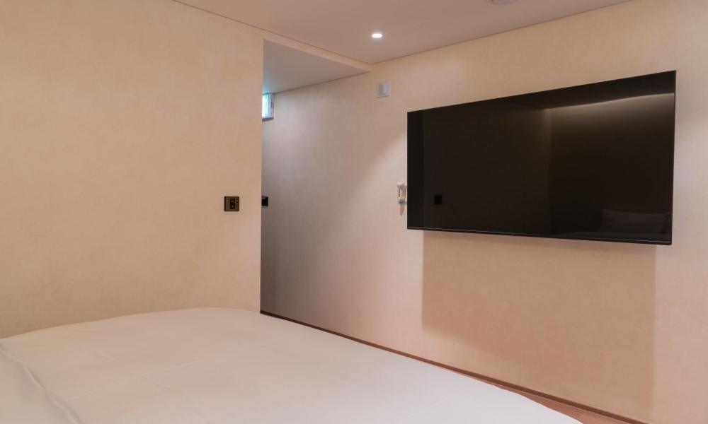 Standard King Room - Photo 5