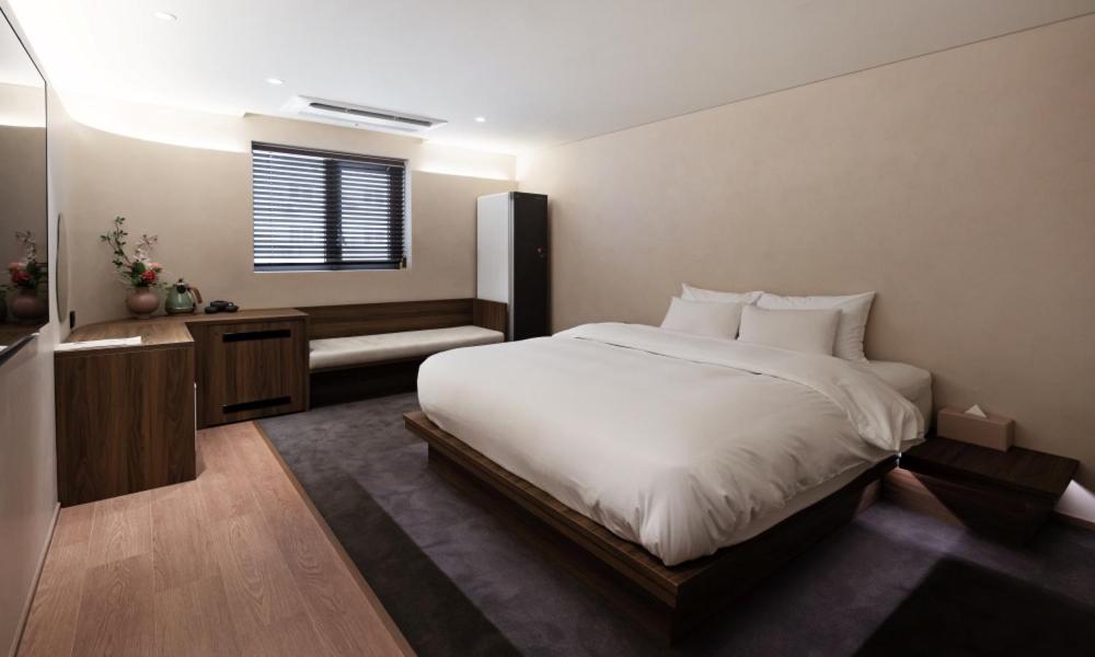 Deluxe King Room - Photo 1