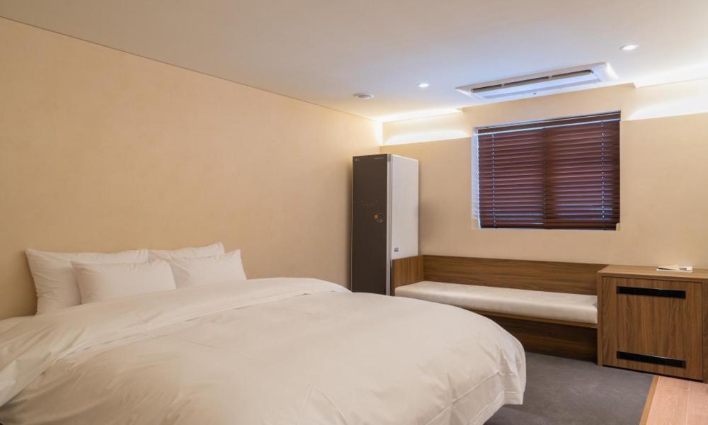 Deluxe King Room - Photo 2