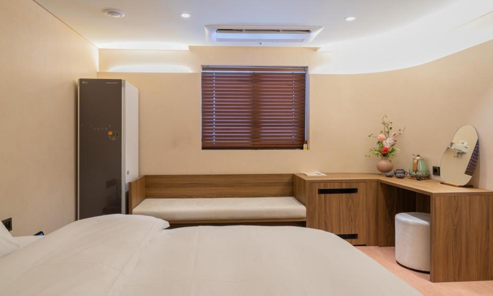 Deluxe King Room - Photo 9