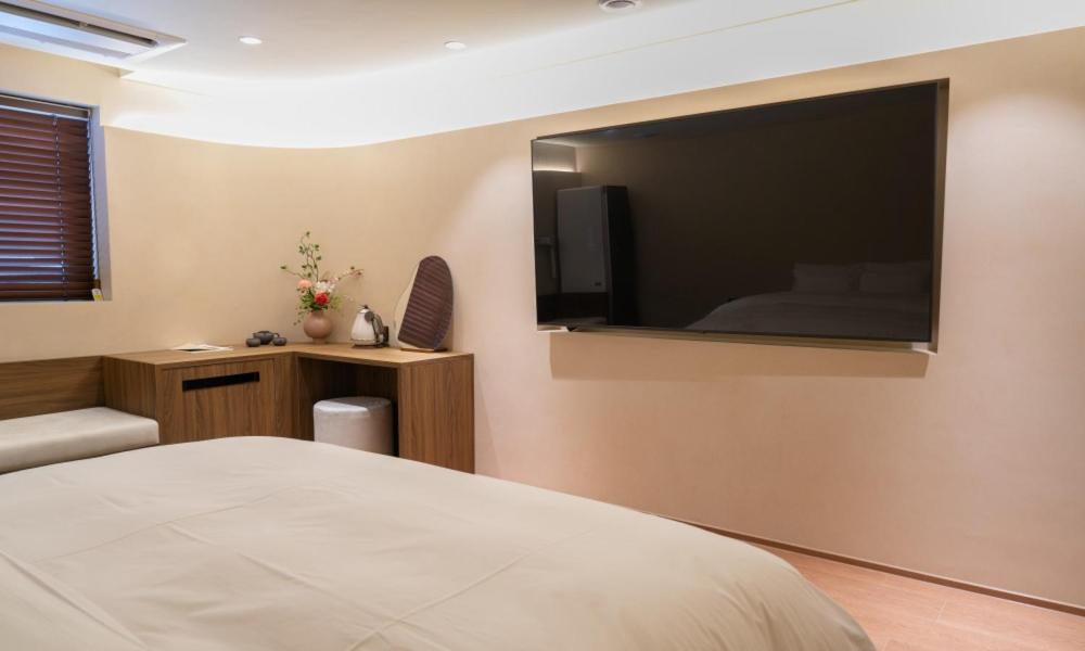 Deluxe King Room - Photo 11