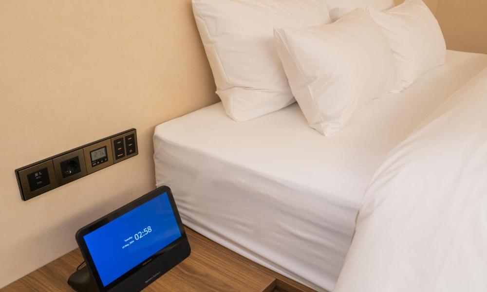 Deluxe King Room - Photo 7
