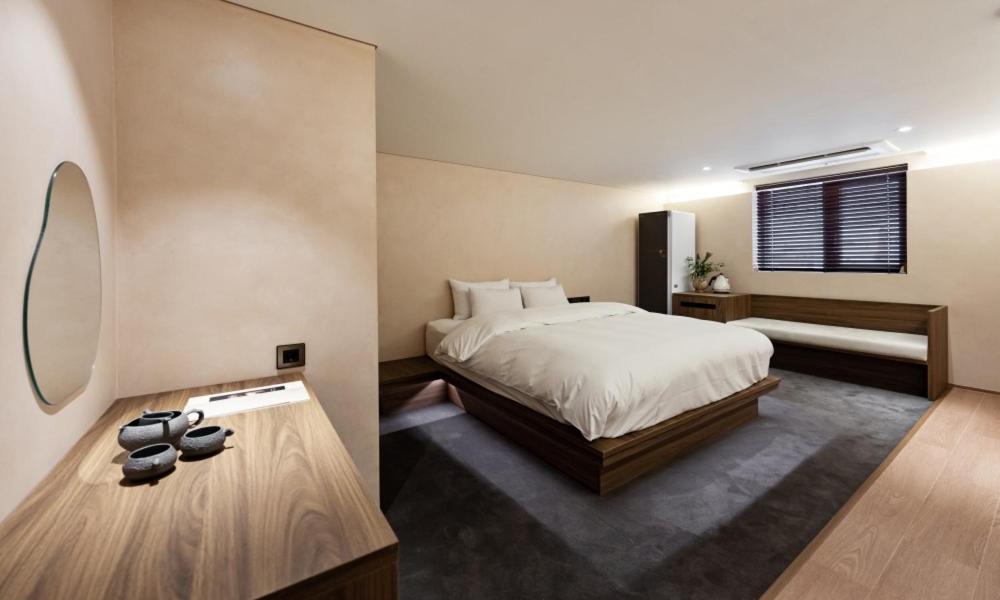 Deluxe King Room - Photo 15