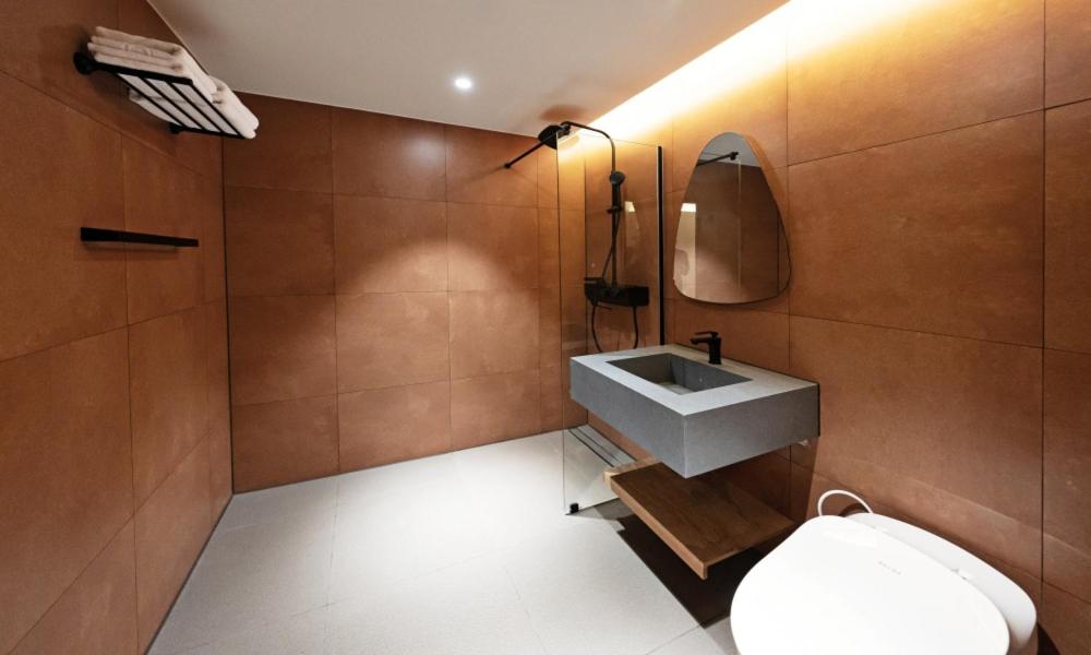 Deluxe King Room - Photo 14