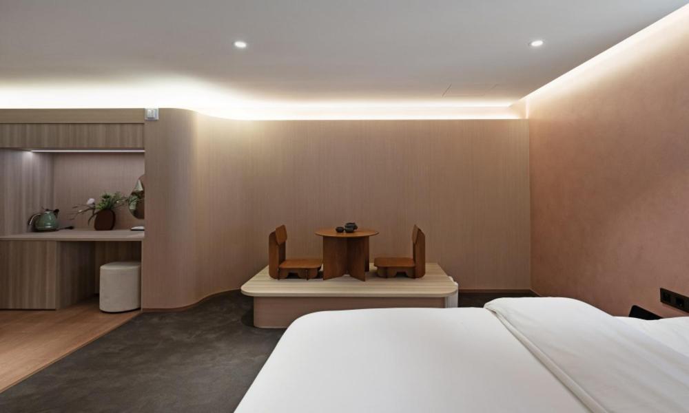 Premier King Room - Photo 12