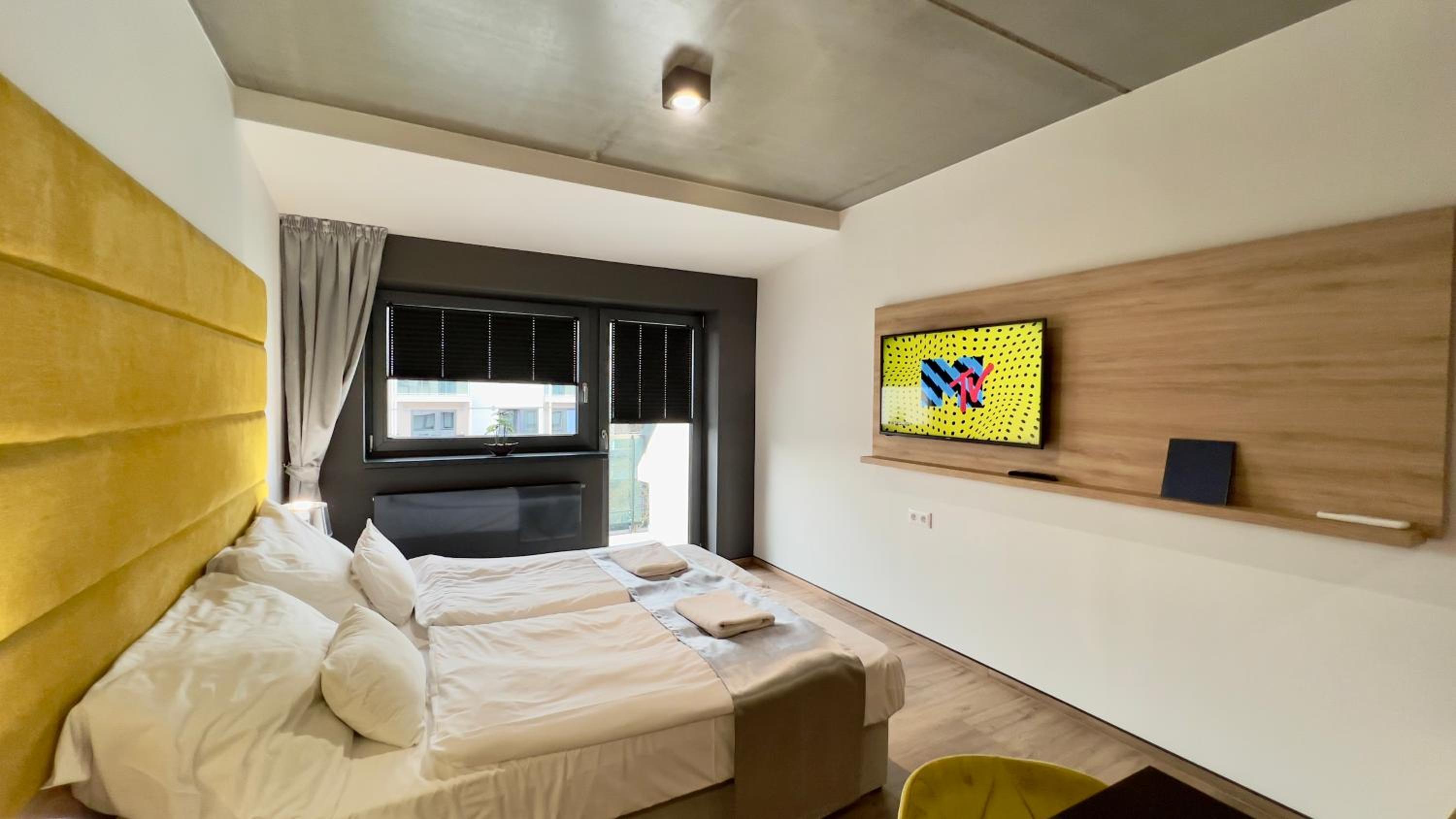 Deluxe One-Bedroom Apartment with City View photo 1