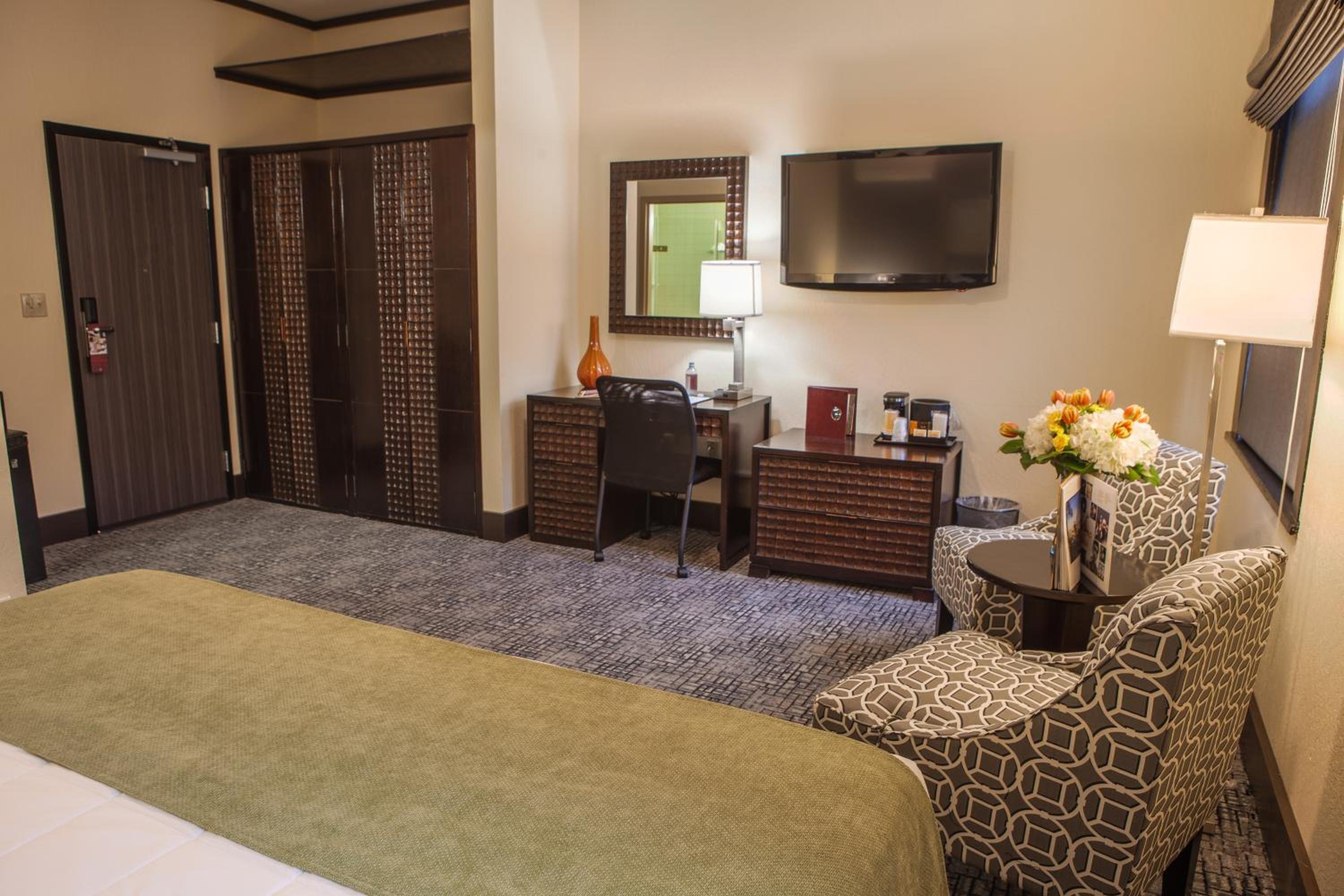 Standard King Room - Photo 5