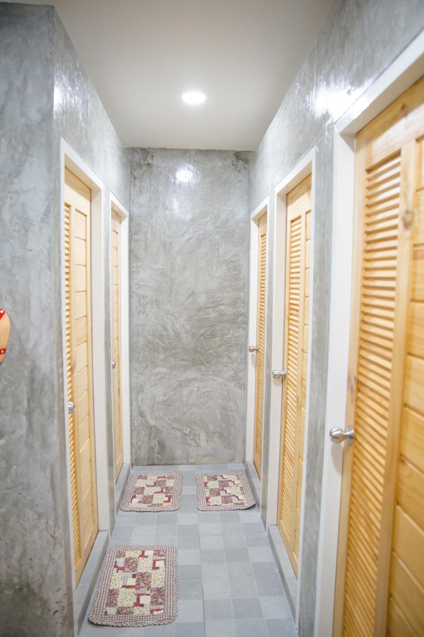 Quadruple Room with Balcony - Photo 3