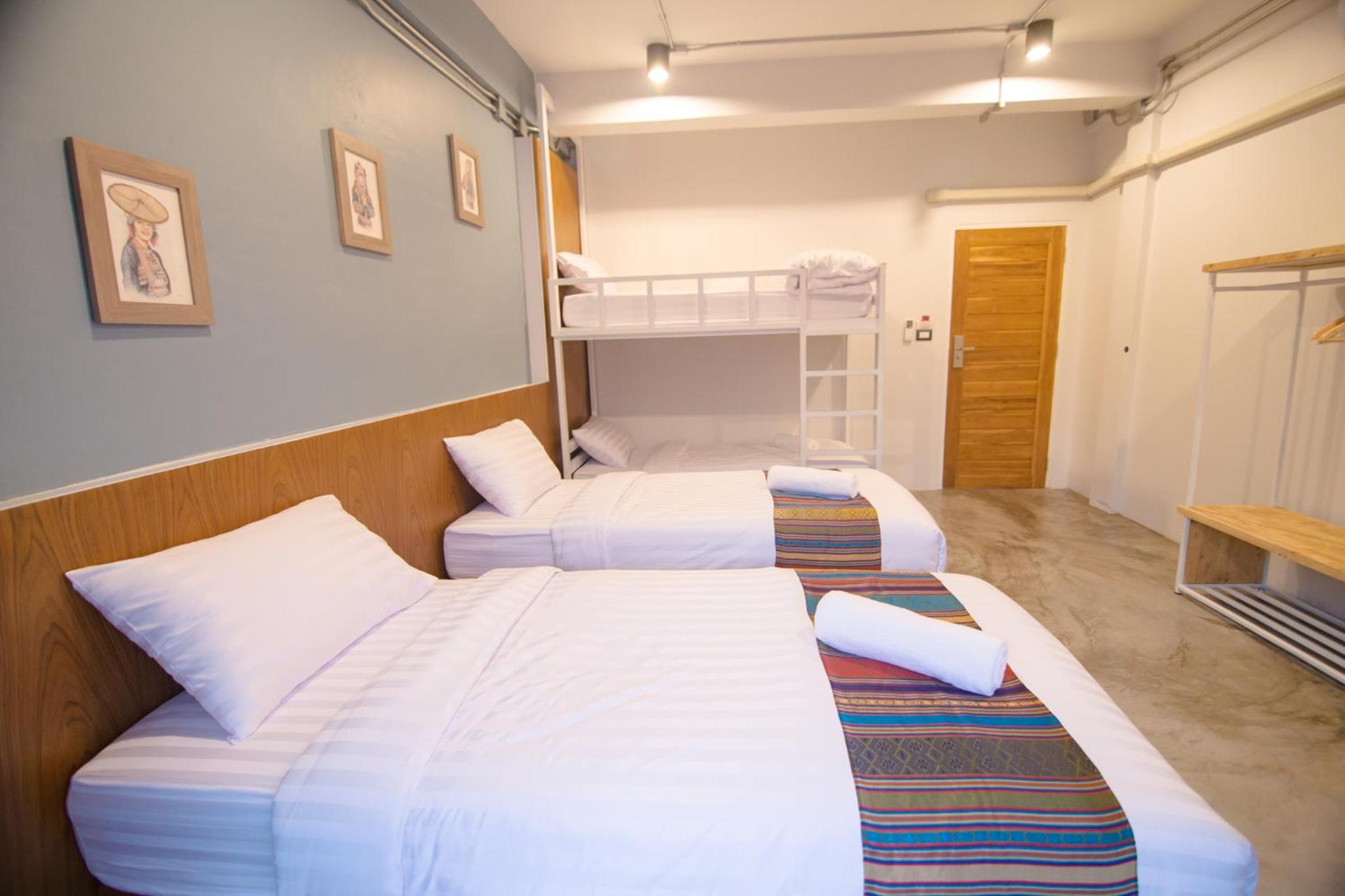 Quadruple Room with Balcony - Photo 7
