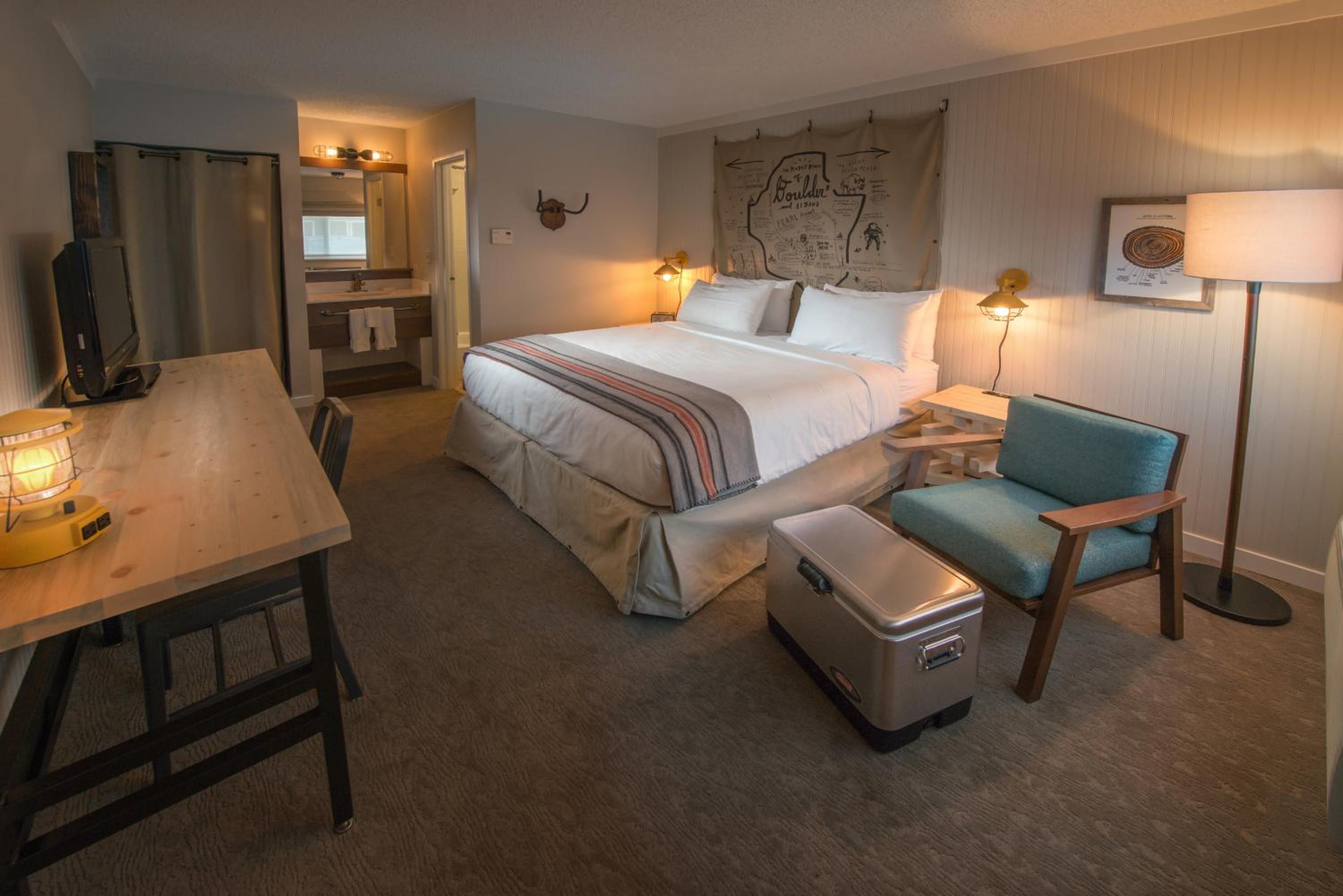 Deluxe King Room - Non-Smoking - Photo 4